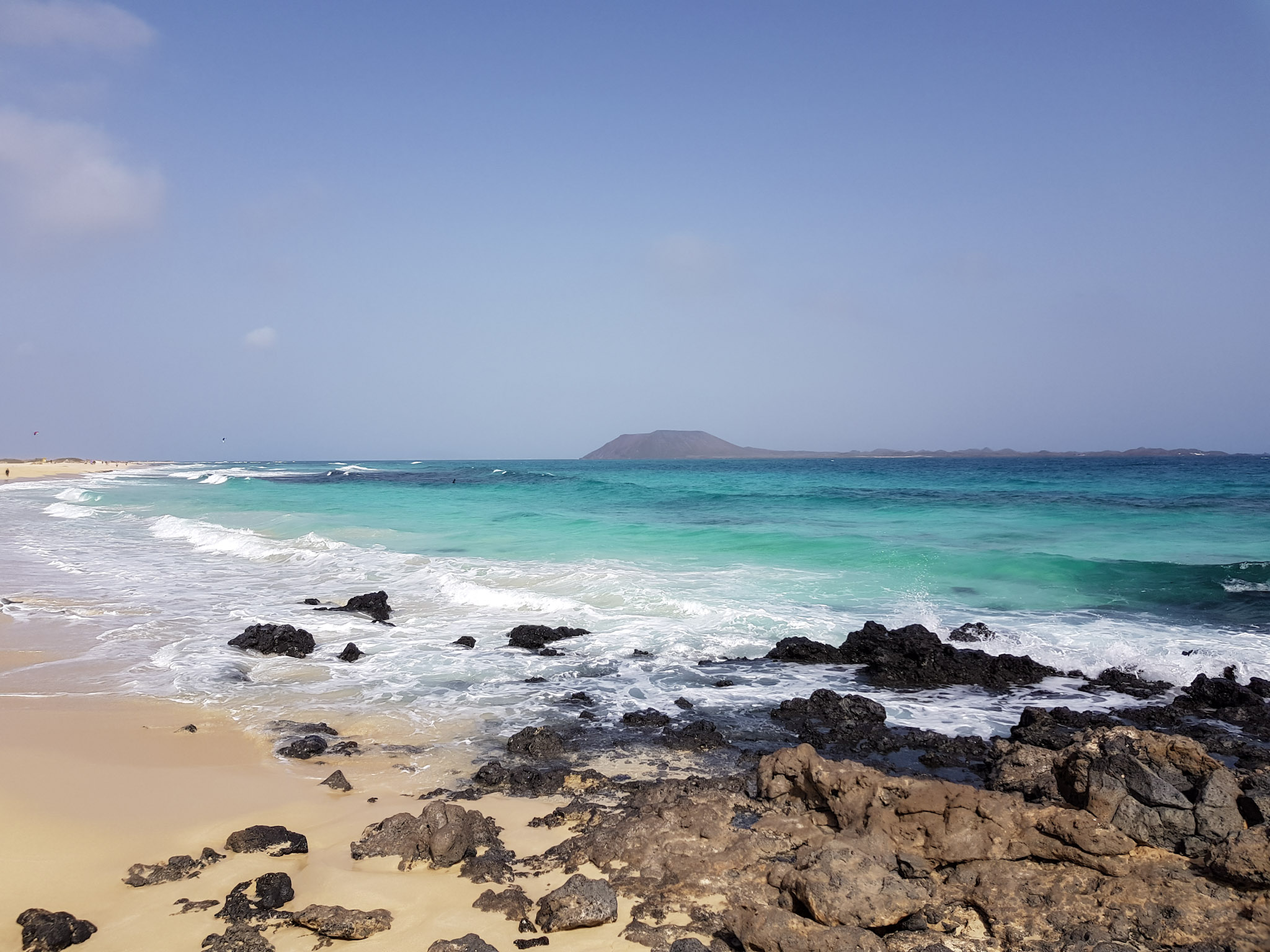 plage-de-sable-dore-avec-une-mer-turquoise