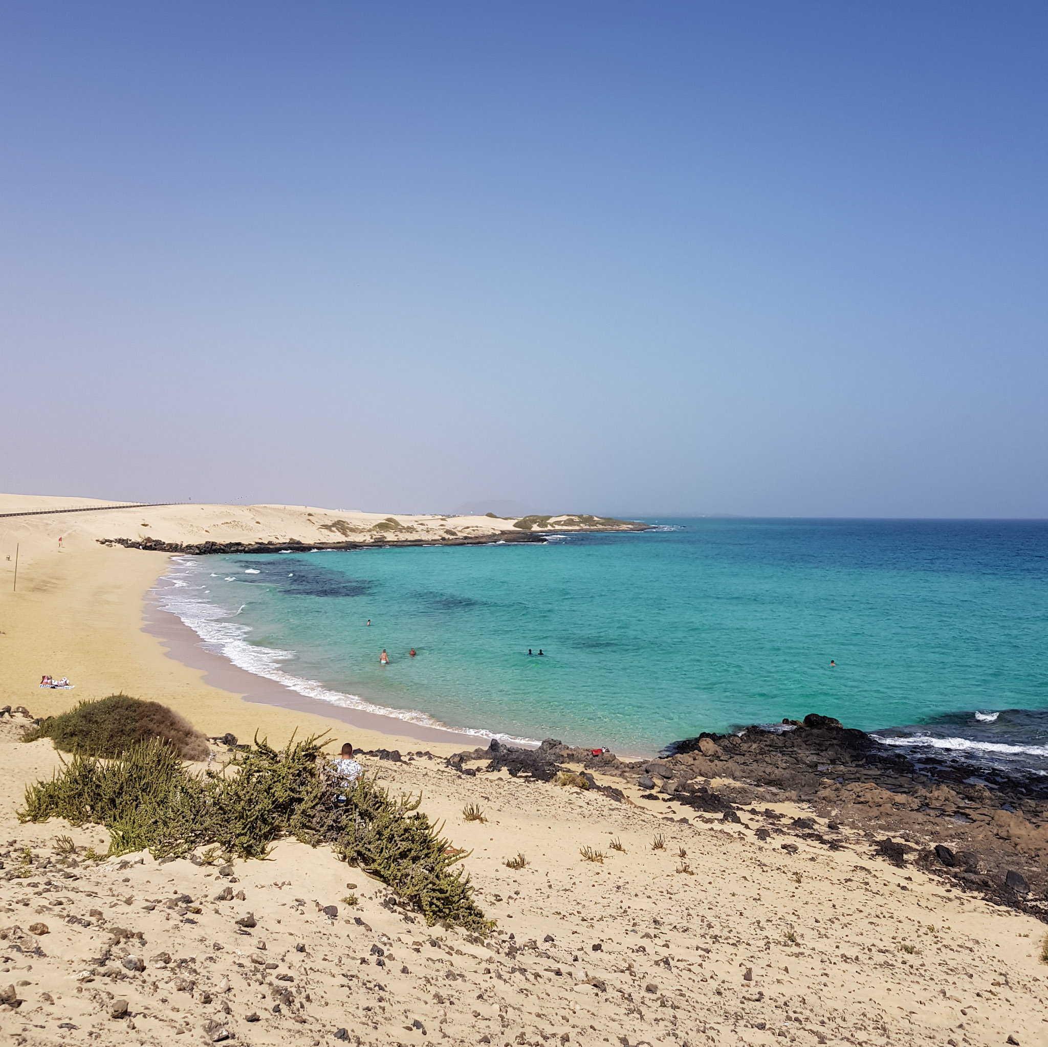 plage-de-sable-au-bord-dune-mer-turquoise