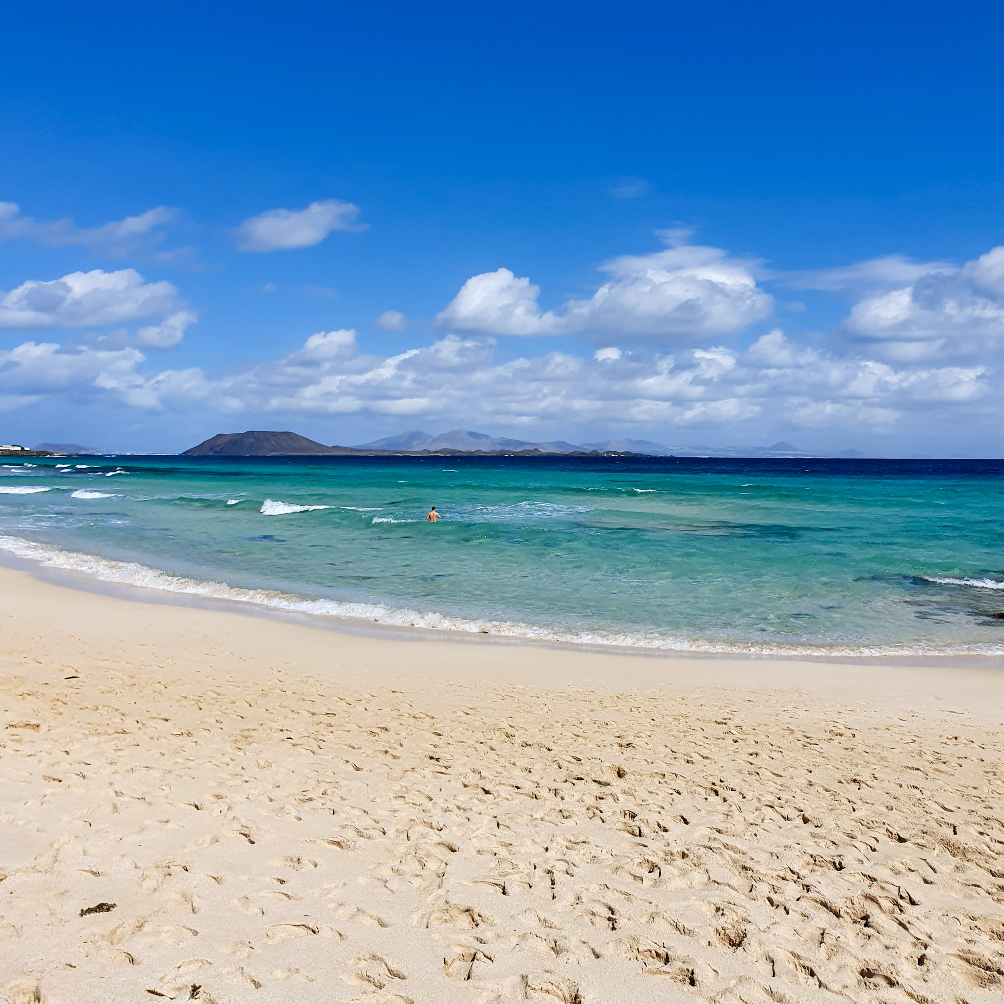 plage-de-sable-fin-dore-au-bord-de-la-mer