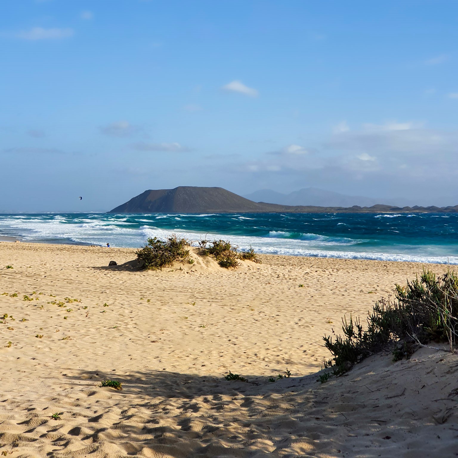 paysage-de-plage-avec-un-volcan-au-milieu-de-la-mer