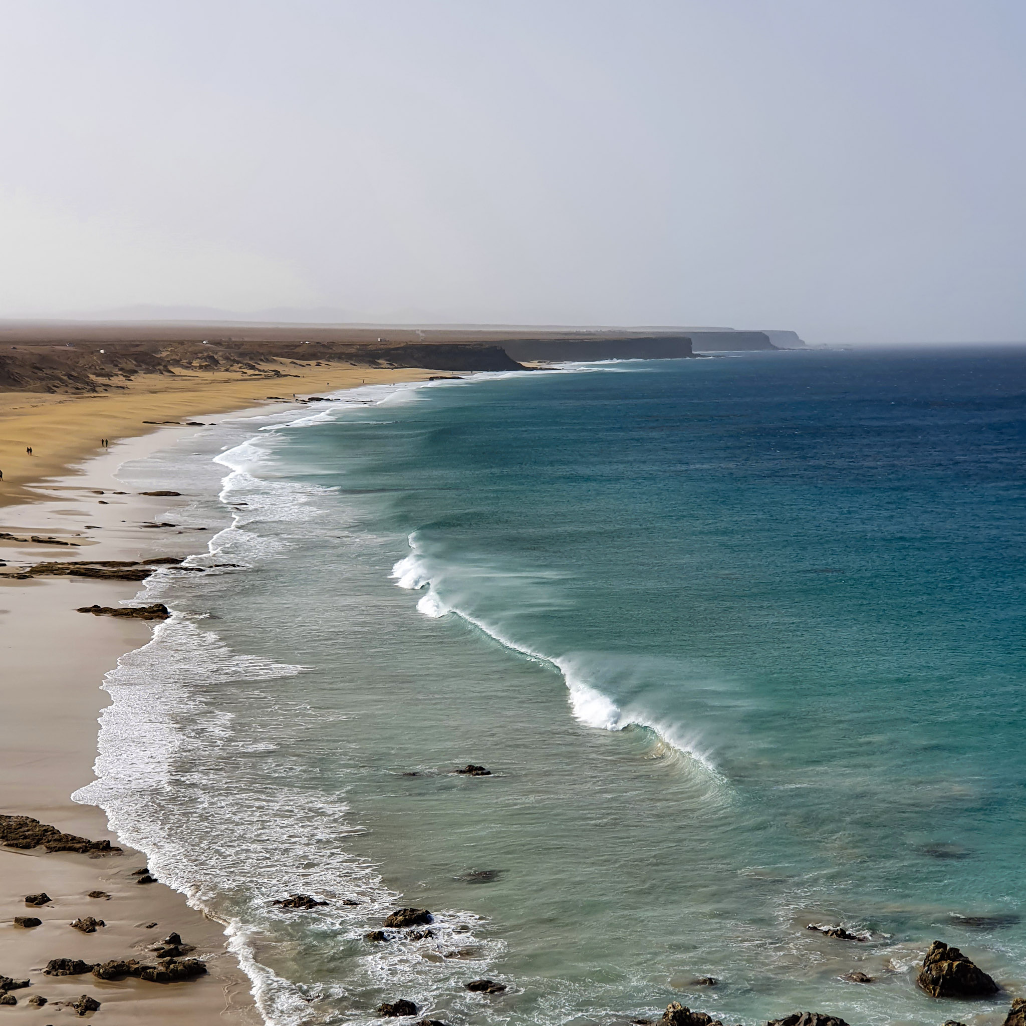 plage-avec-des-vagues