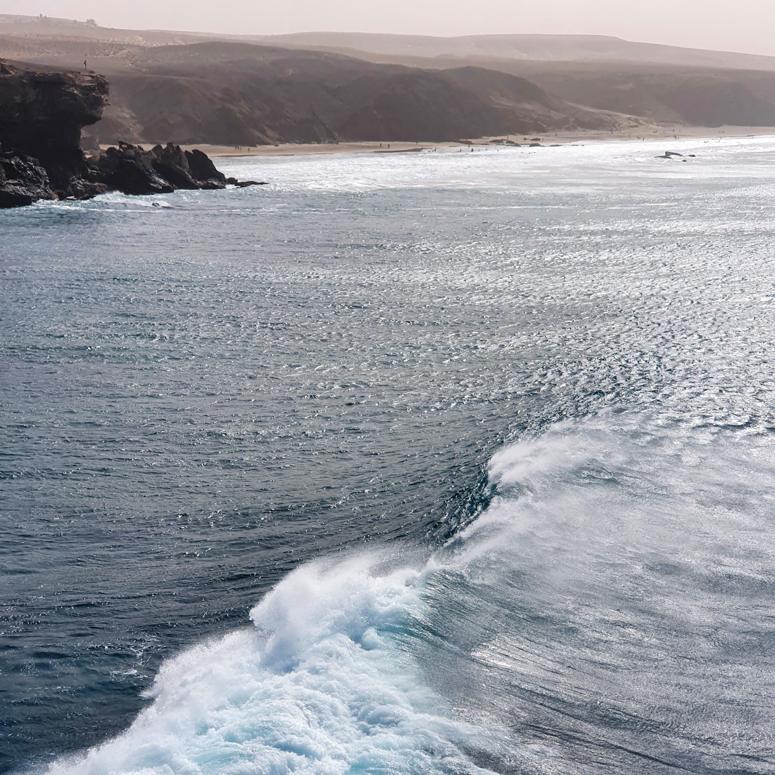 vue-sur-une-baie-avec-des-falaises