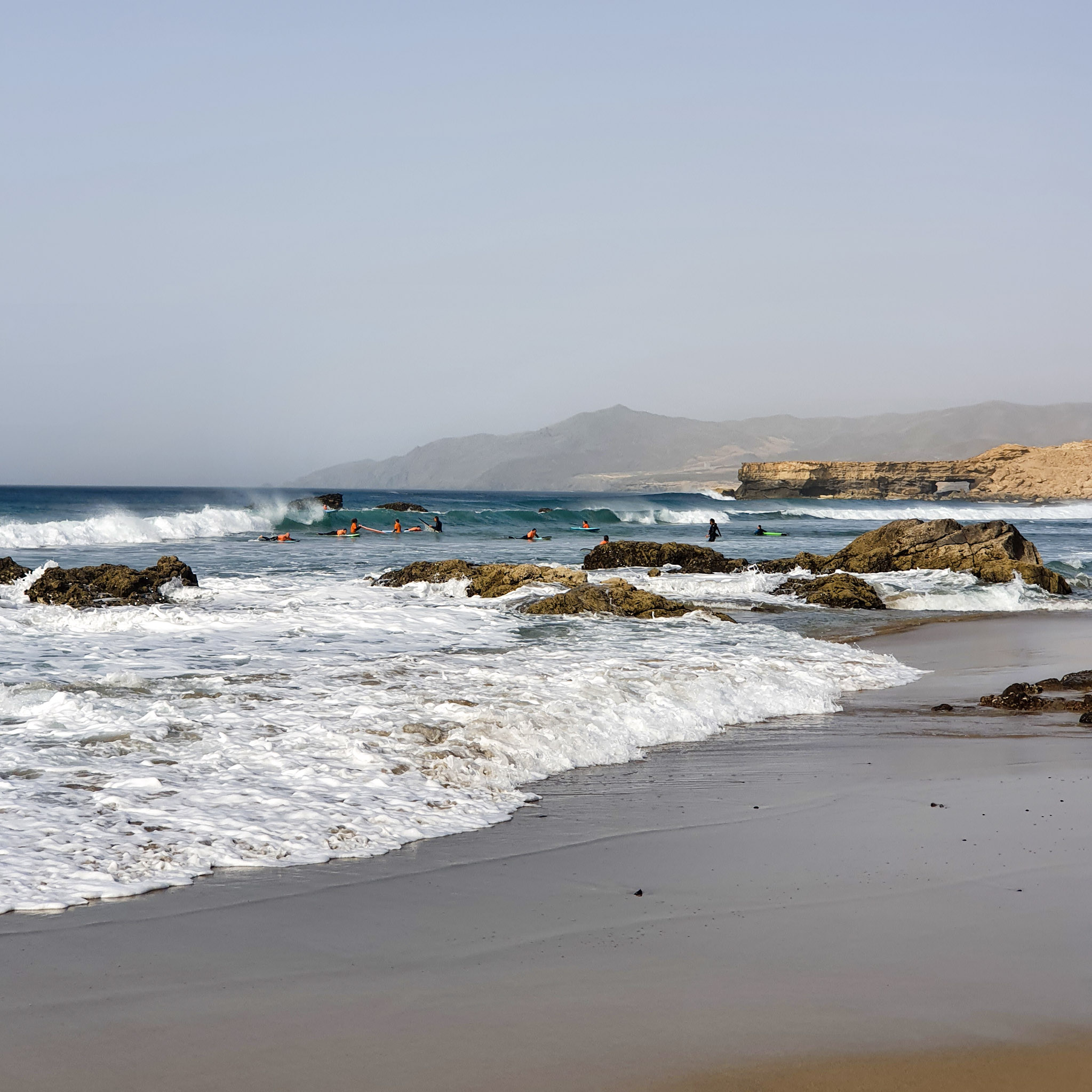 plage-de-surf-avec-des-vagues