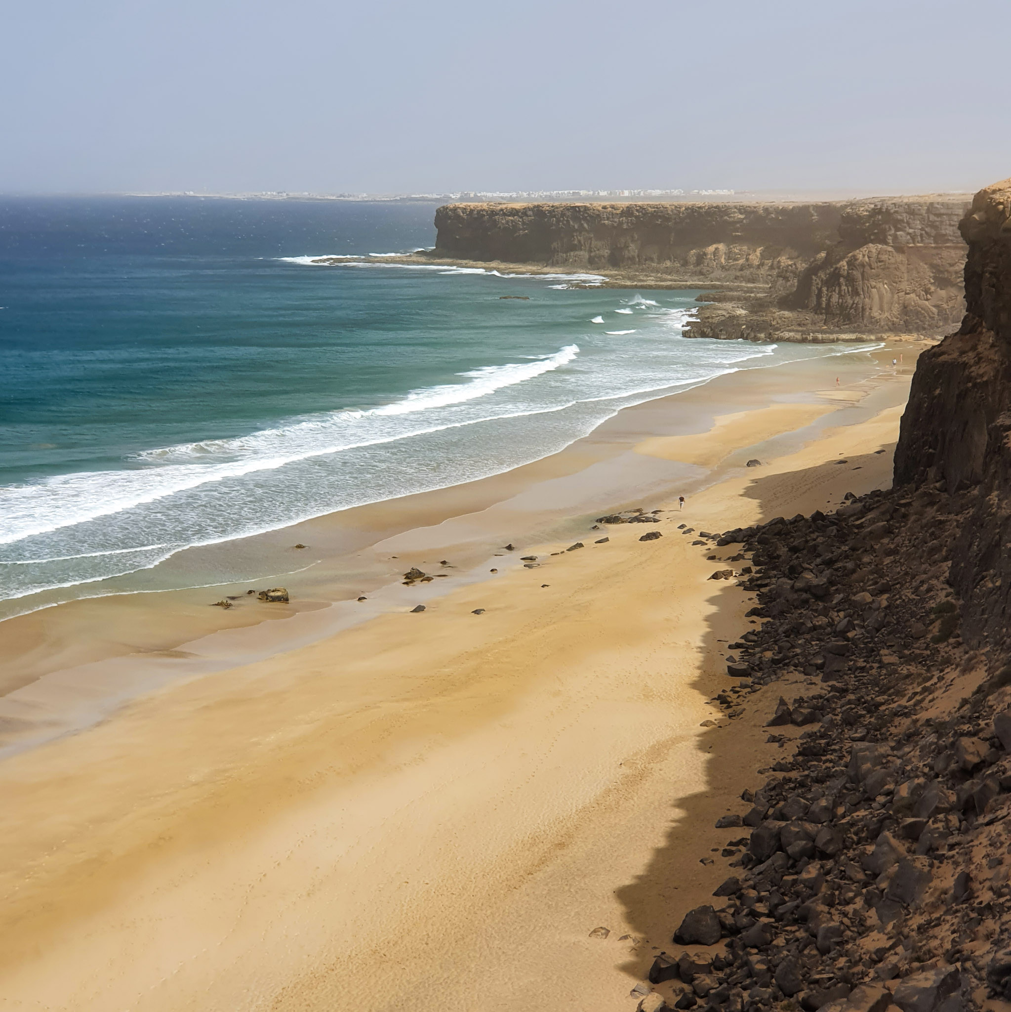 plage-de-sable-entouree-de-falaises