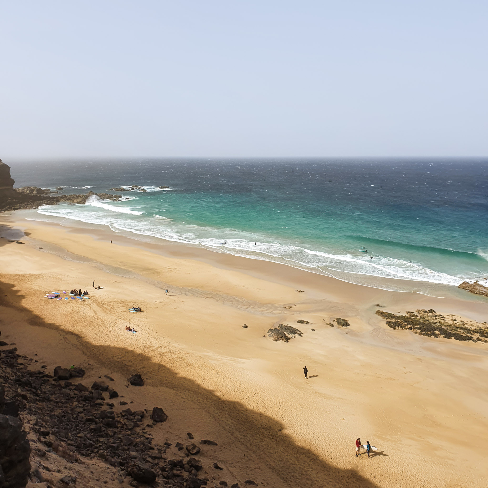 plage-de-sable-entouree-de-falaises