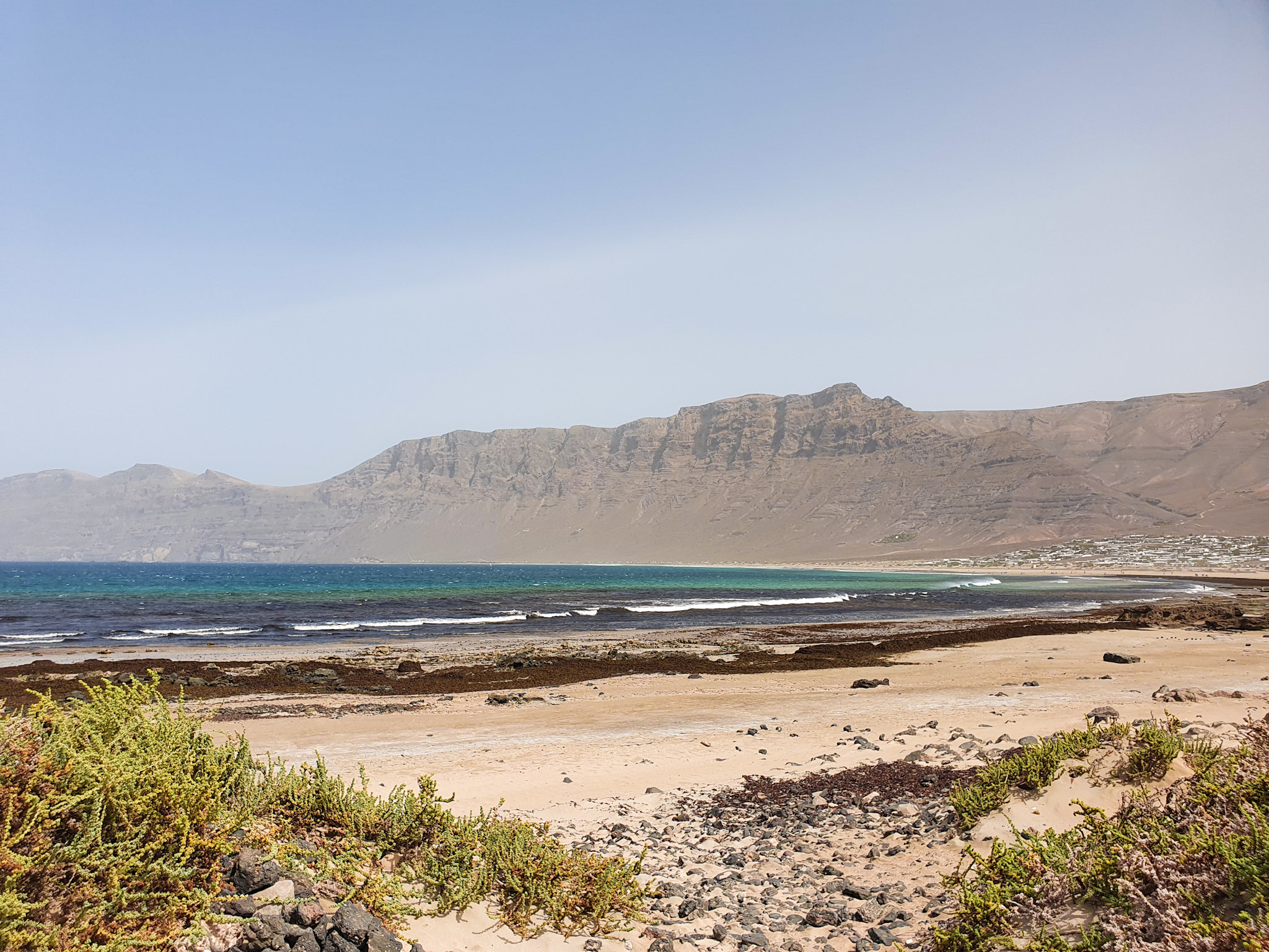 une-plage-avec-des-collines-en-arrire-plan