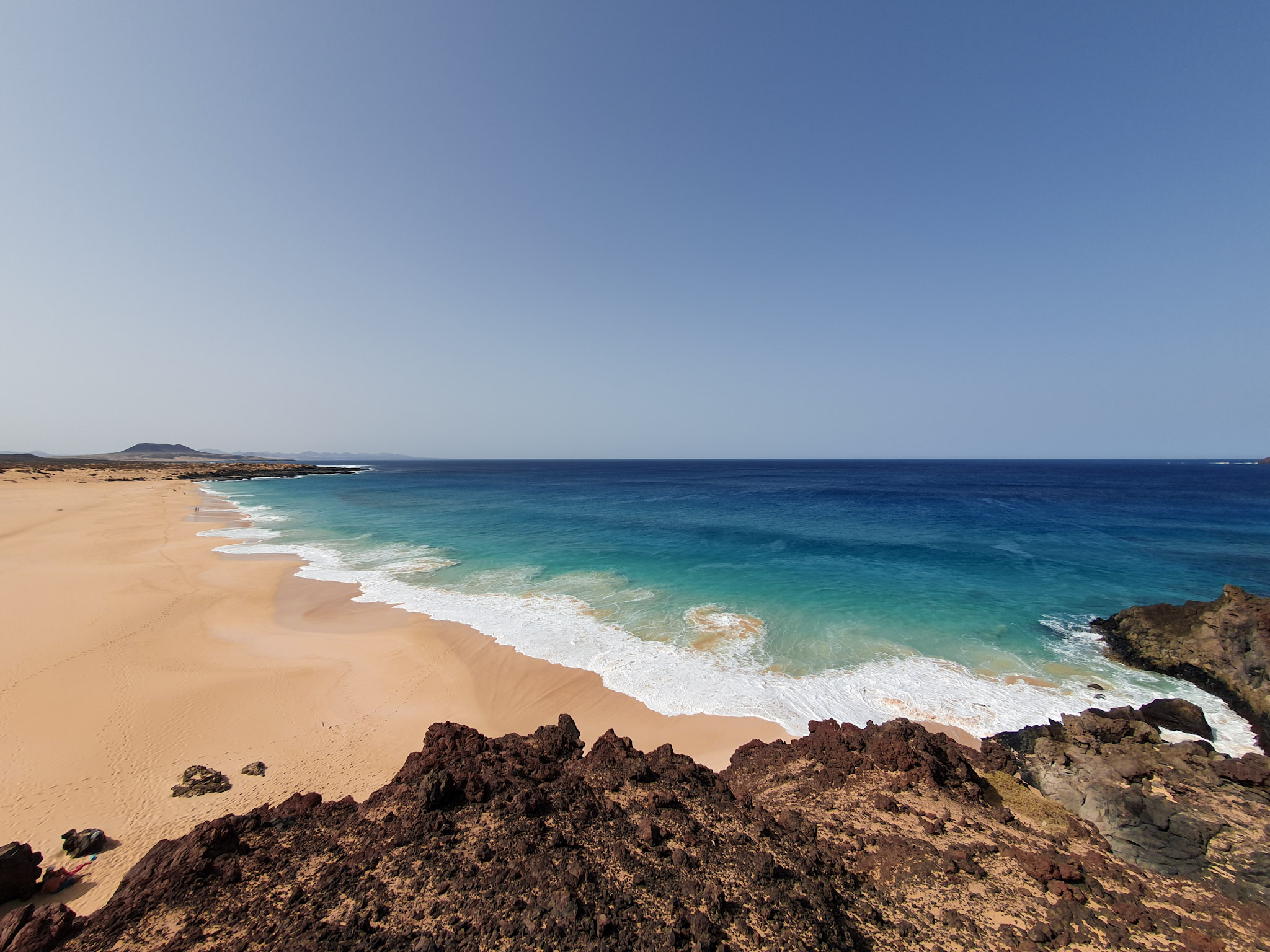 les-plus-belles-plages-de-lanzarote-plage-etendue-sable-dore