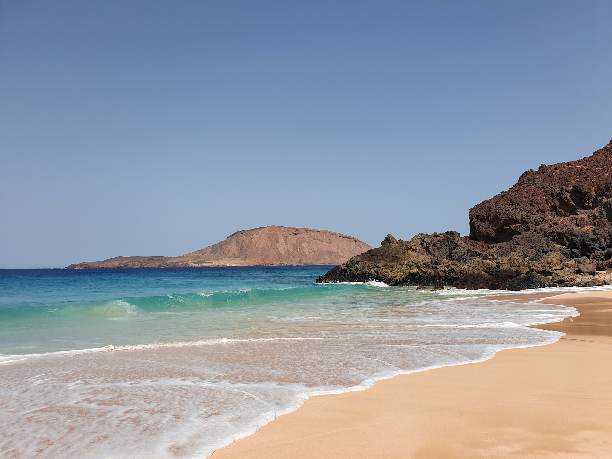 les-plus-belles-plages-de-lanzarote-plage-etendue-de-sable-dore-au-bord-de-la-mer