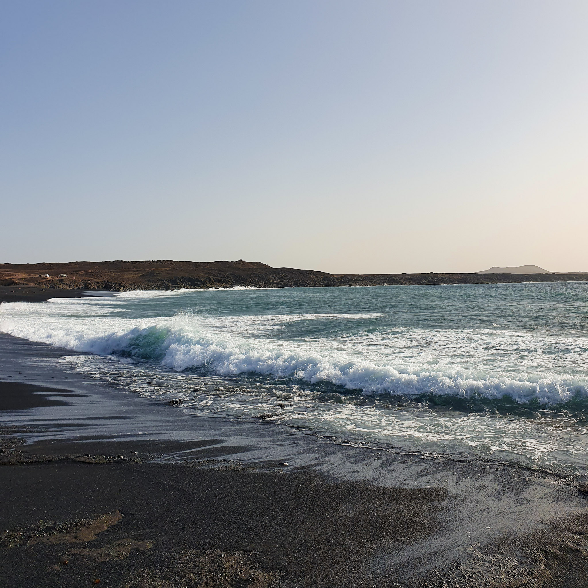 plage-de-sable-noir-frapee-par-les-vagues-de-locean