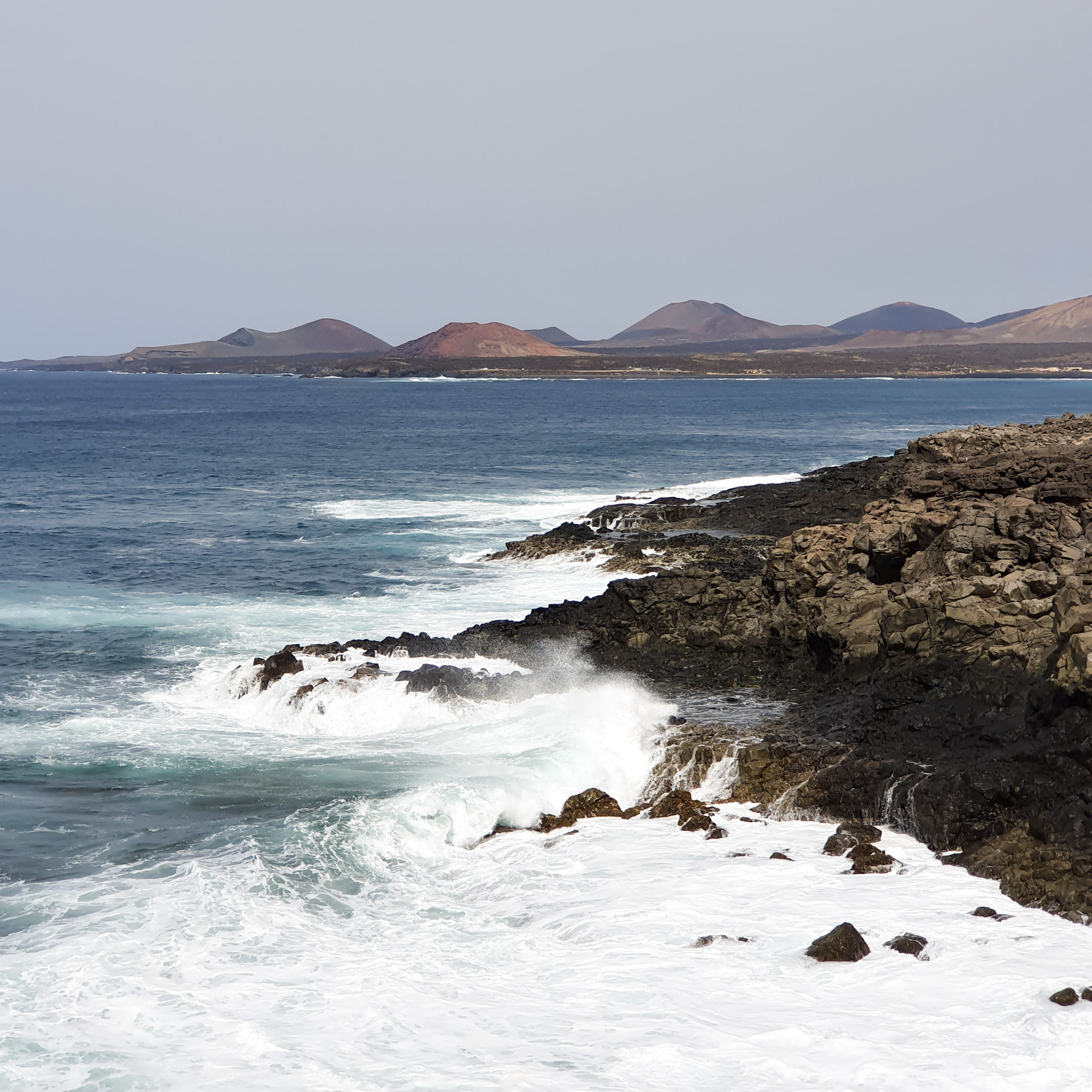 rochers-au-bord-de-locean-frapes-par-des-vagues