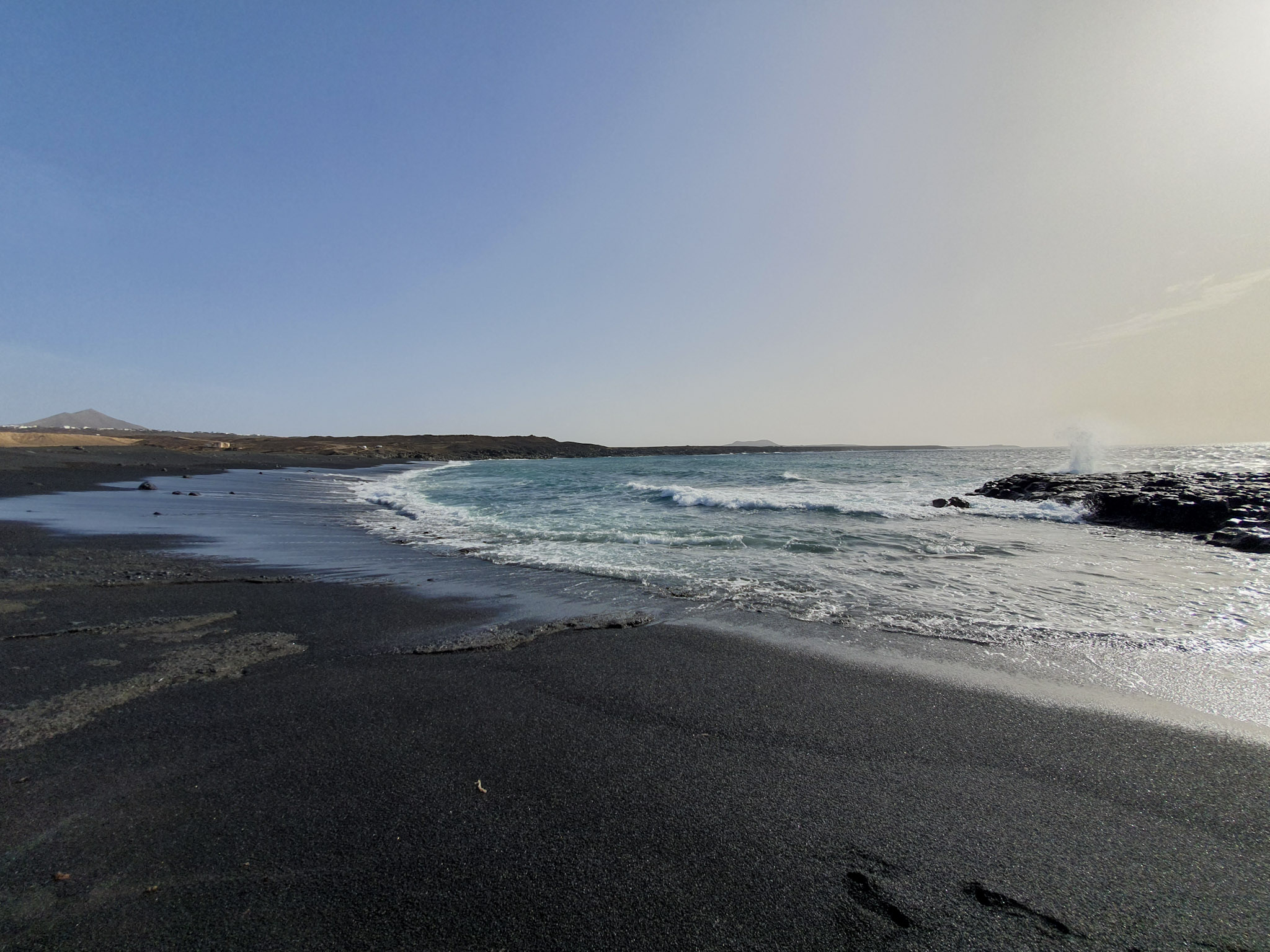 plage-de-sable-noir-frapee-par-les-vagues-de-locean