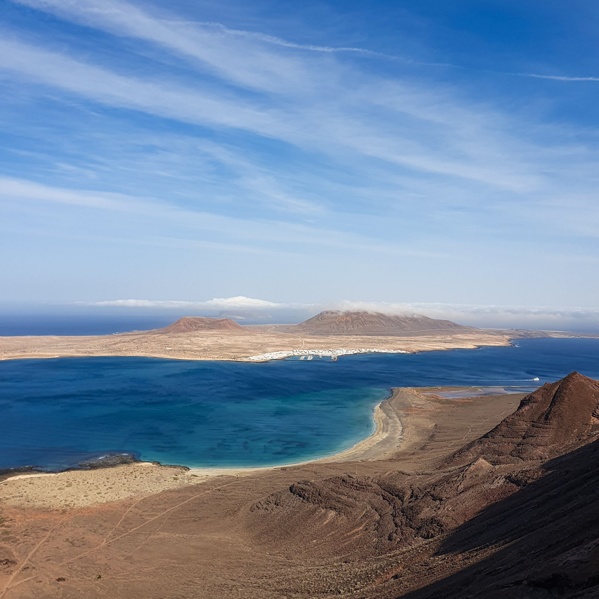 vue-panoramique-sur-une-ile-au-milieu-de-la-mer