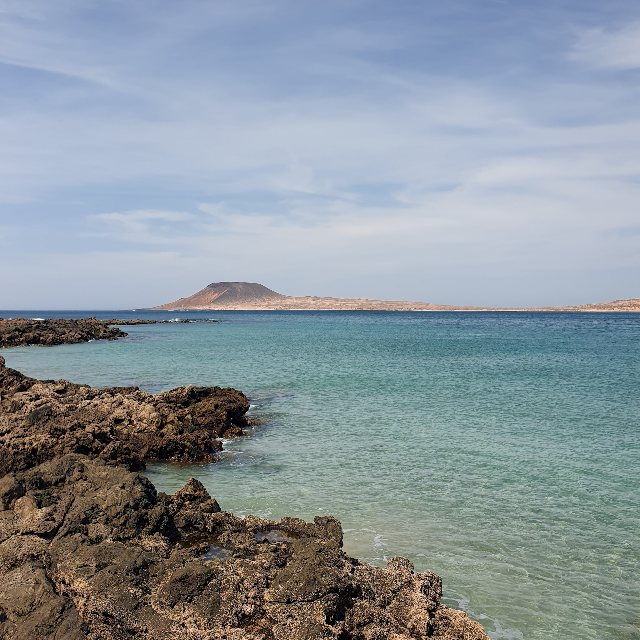 vue-sur-une-ile-depuis-le-rivage