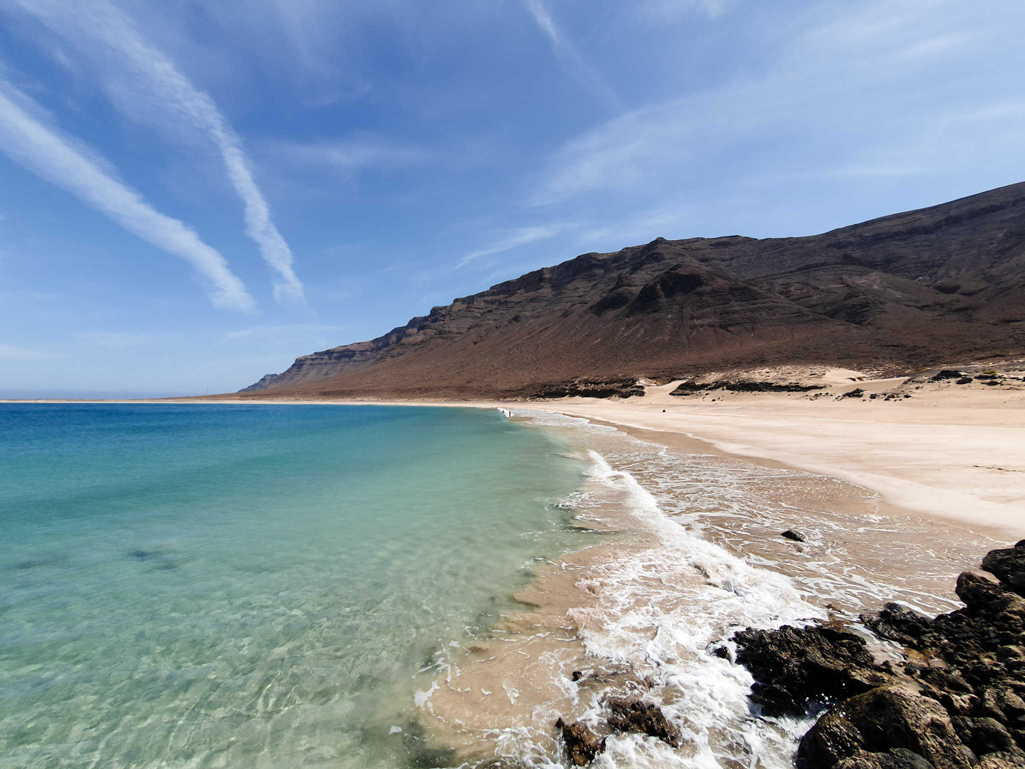 les-plus-belles-plages-de-lanzarote-plage-au-bord-dune-falaise