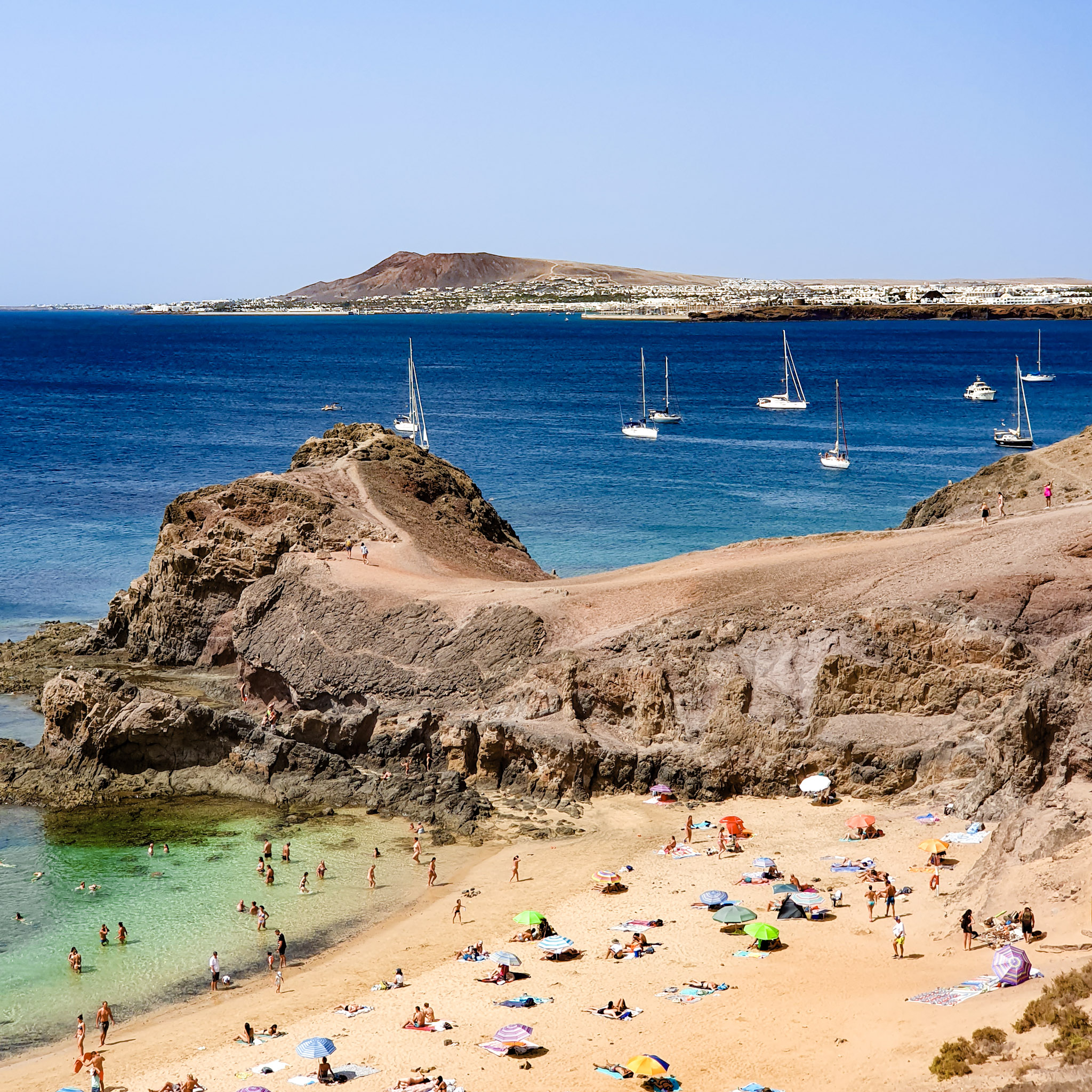 image-dune-plage-avec-des-gens-en-train-de-profiter-de-la-mer