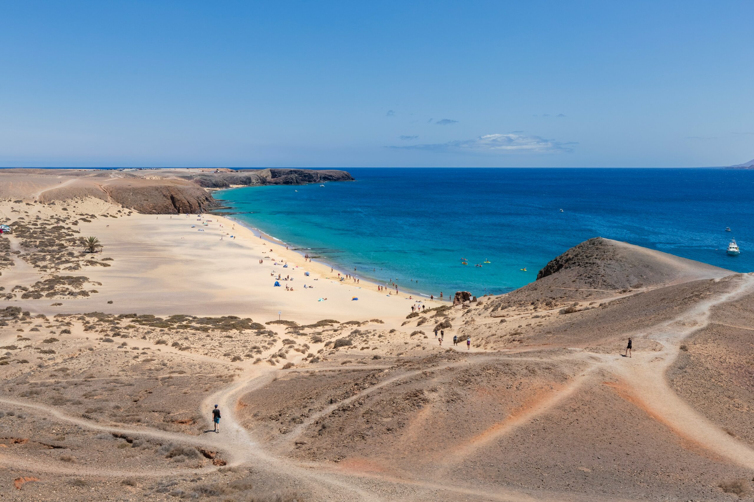 vue-panoramique-d-une-plage-de-sable-dore-avec-des-eaux-cristalines