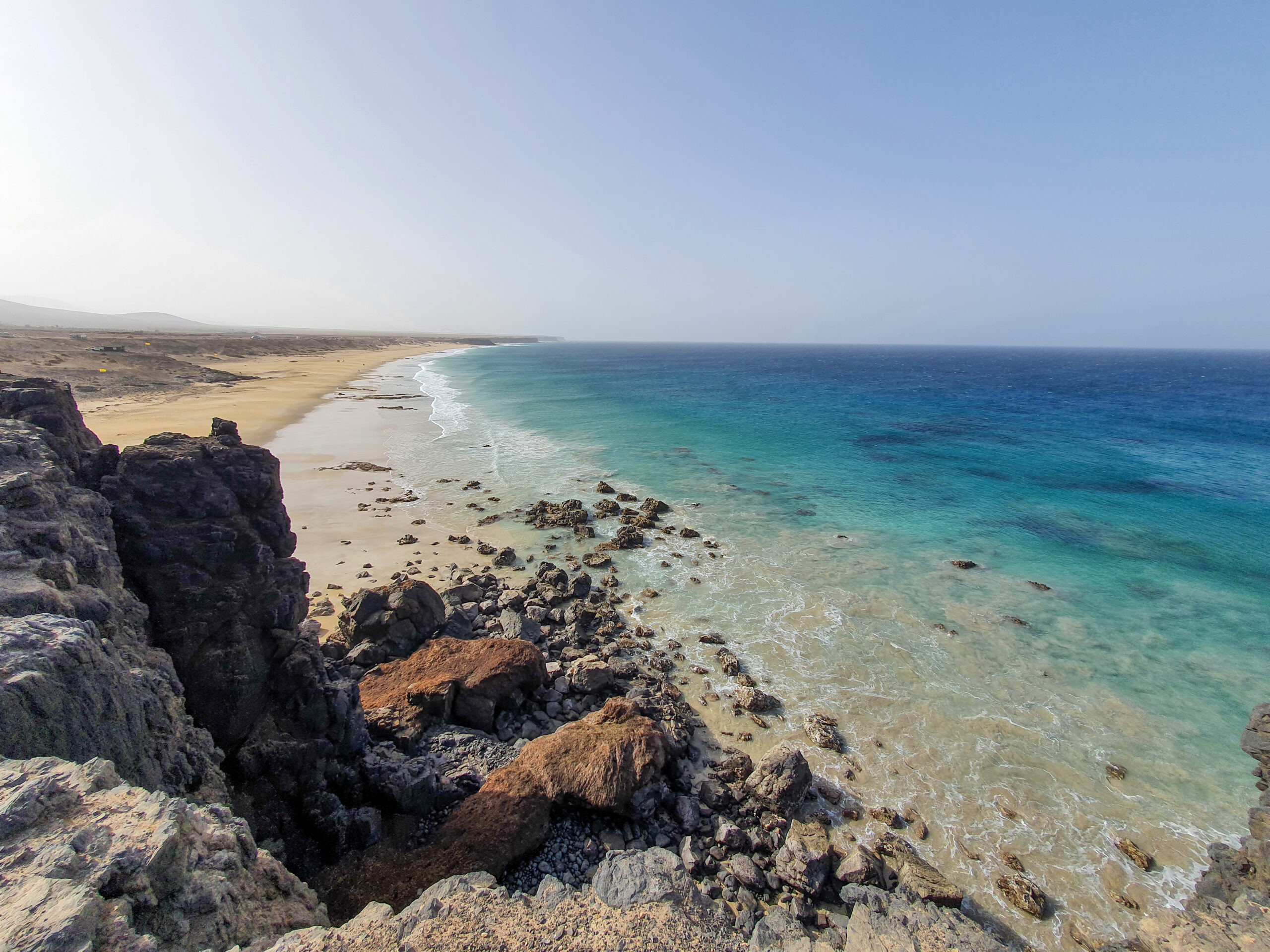 quelle-ile-des-canaries-choisir-fuerteventura-plage-bord-de-falaise-avec-des-vagues