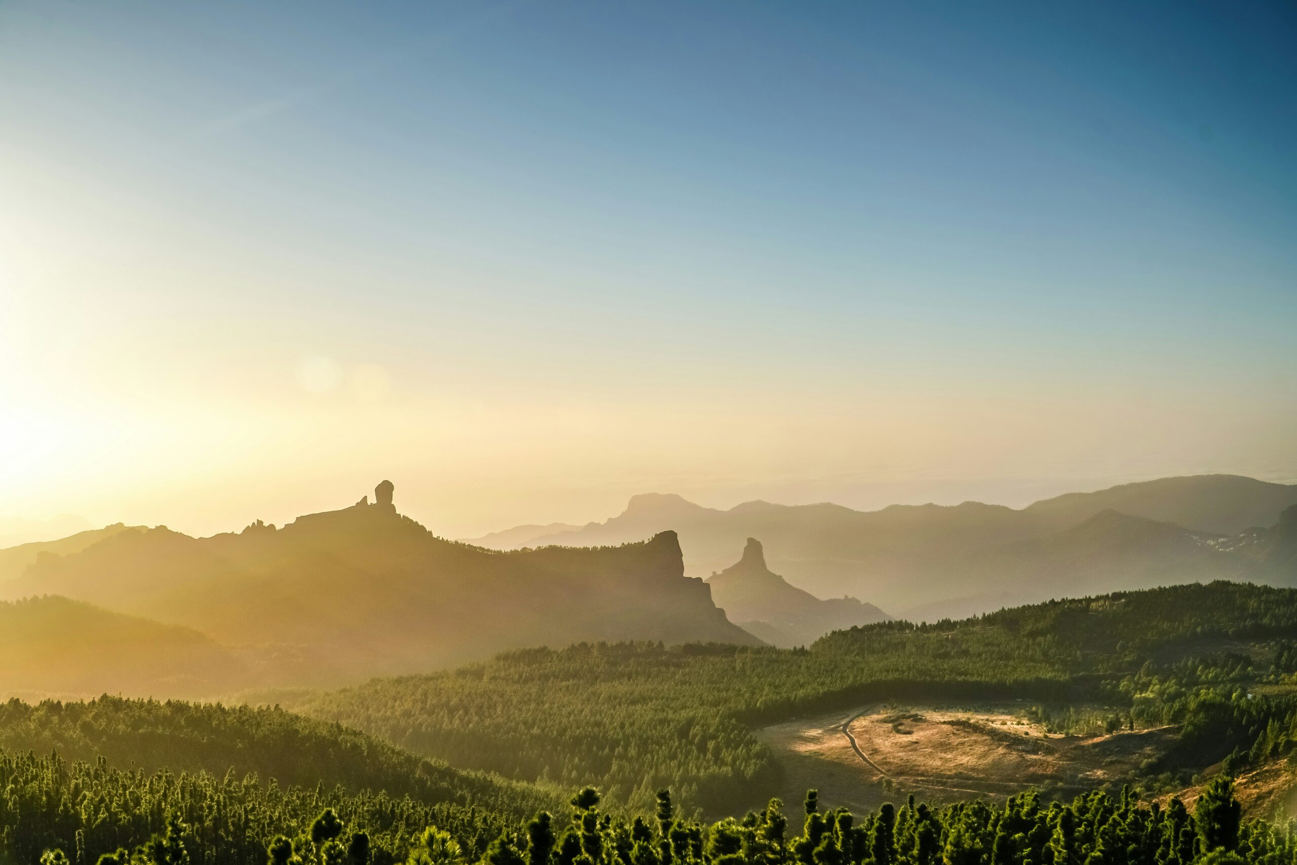 quelle-ile-des-canaries-choisir-sommet-de-montagne-avec-un-coucher-de-soleil