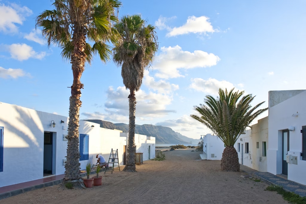 quelle-ile-des-canaries-choisir-la-graciosa-une-maison-sur-une-plage-avec-une-montagne-en-arriere-plan