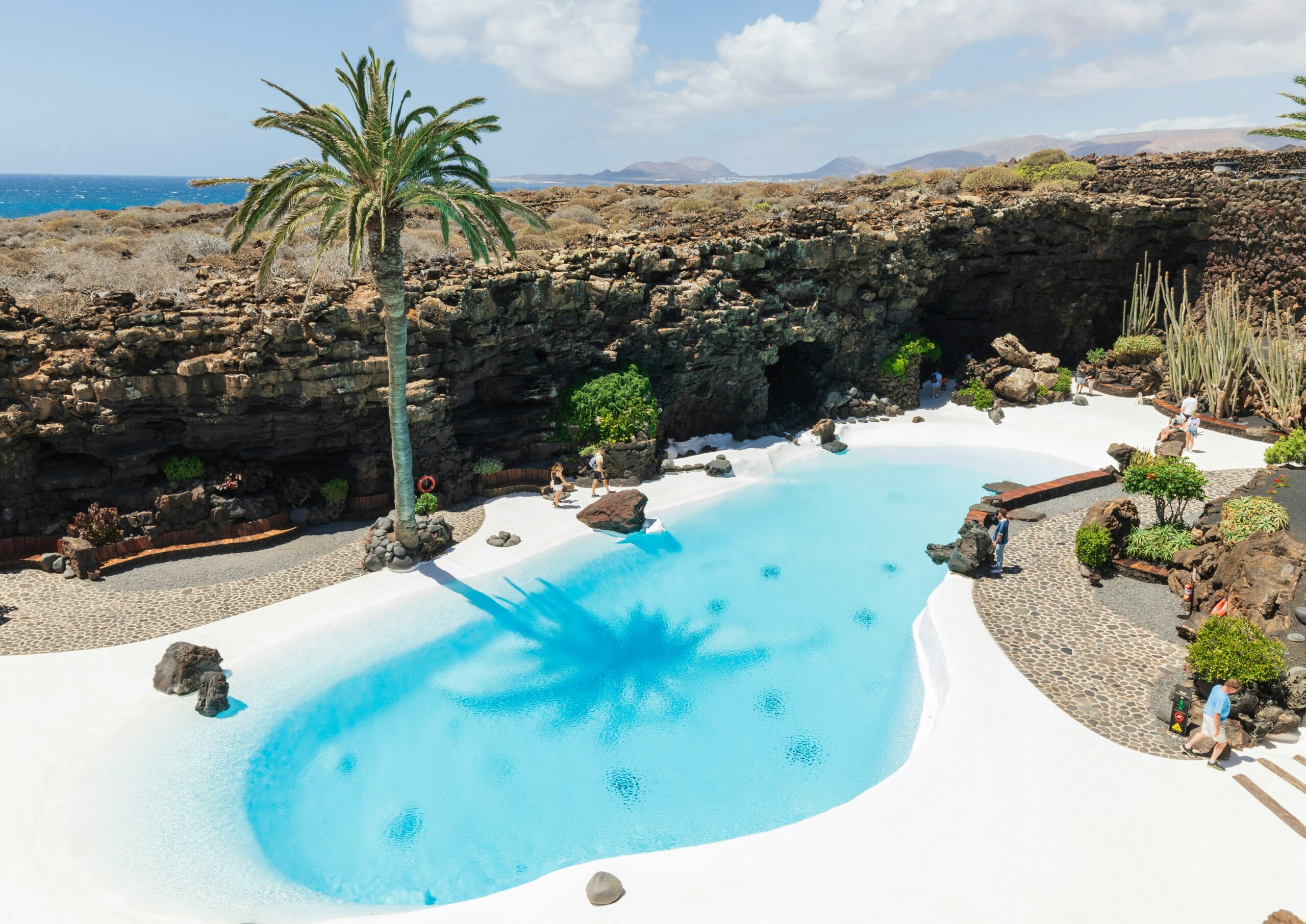 quelle-ile-des-canaries-choisir-lanzarote-une-vue-aerienne-dune-piscine-de-villegiature-avec-vue-sur-locean