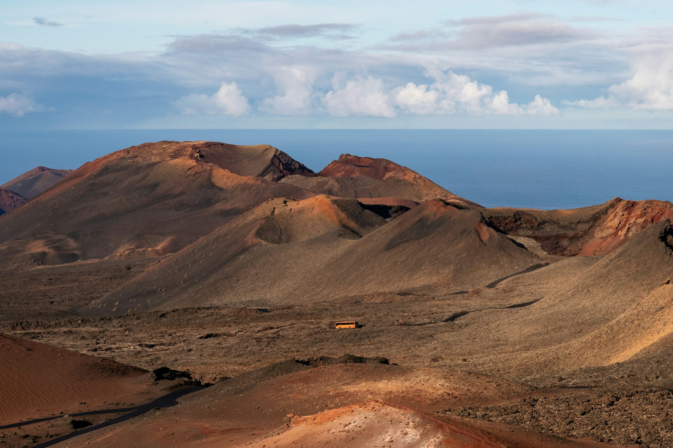 quelle-ile-des-canaries-choisir-lanzarote-un-groupe-de-montagnes-avec-un-plan-deau-en-arriere-plan