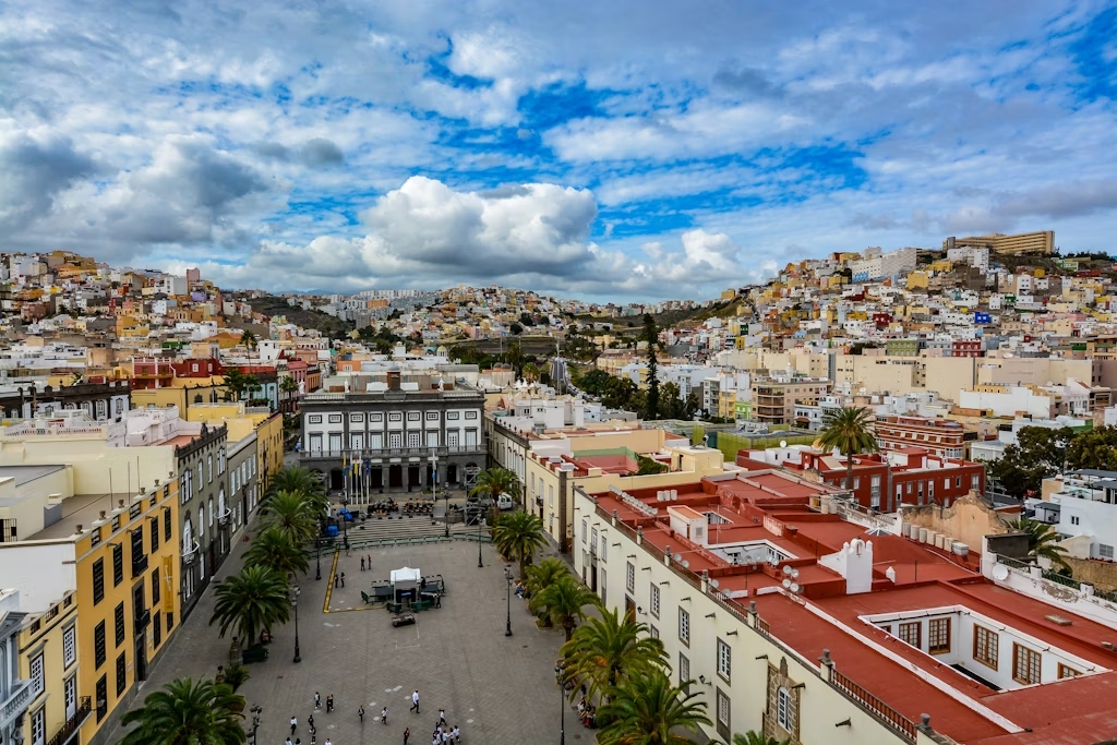 quelle-ile-des-canaries-choisir-gran-canaria-personnes-marchant-dans-la-rue-pres-dun-batiment-en-beton-beige-pendant-la-journee