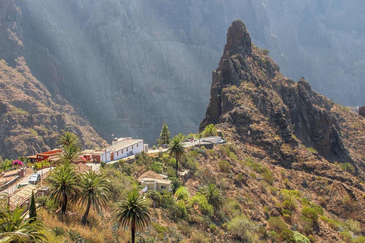 petit-village-sur-une-crete-rocheuse-a-tenerife