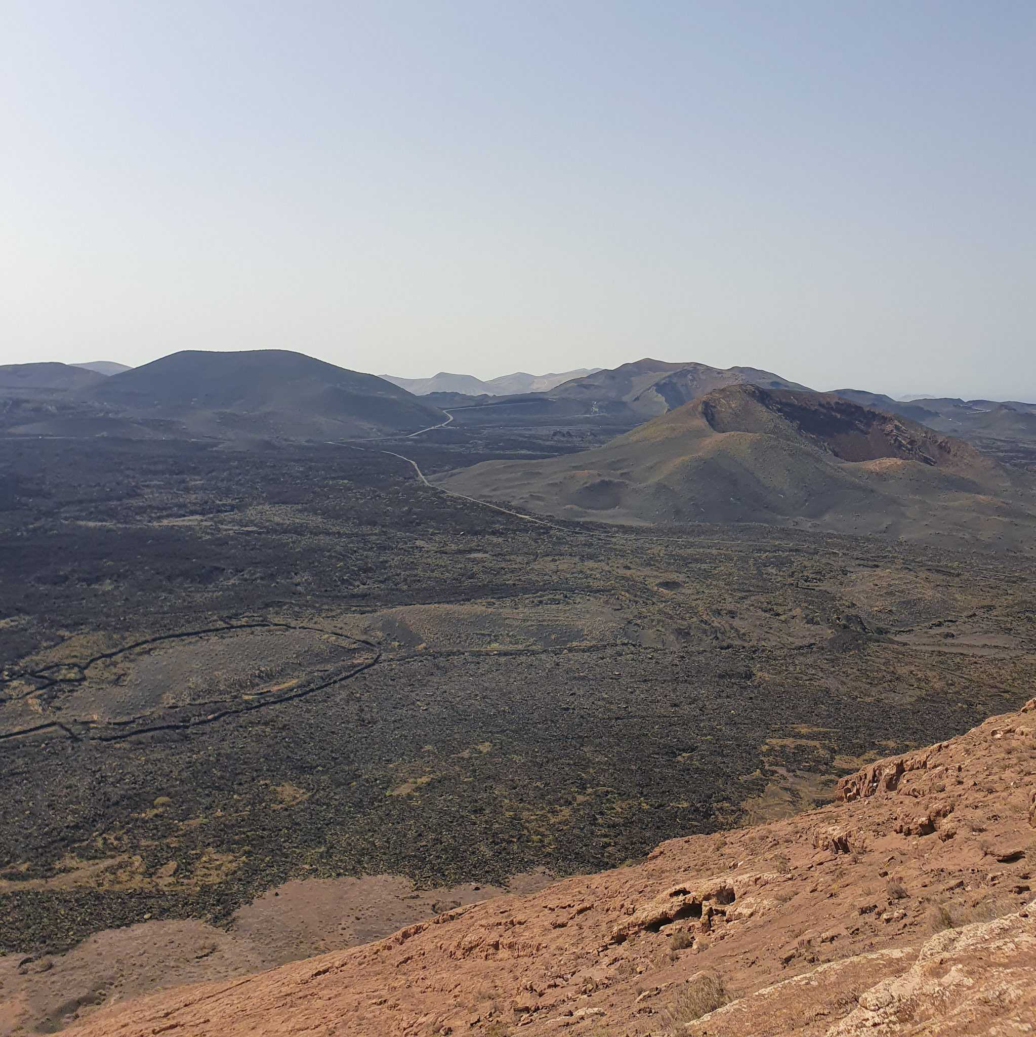 vue-panoramique-sur-un-champ-de-lave-avec-des-volcans