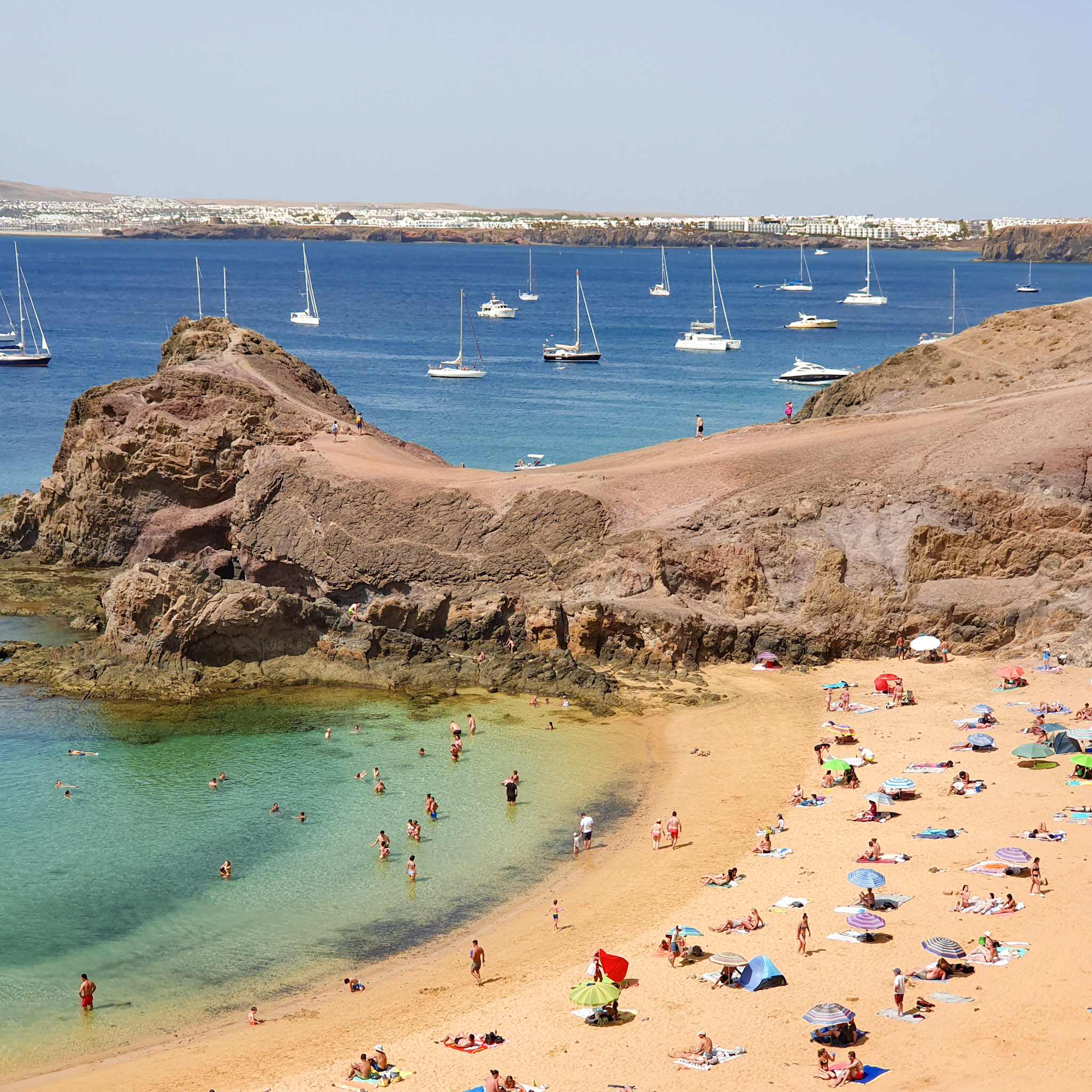 plage-entouree-de-rochers-aux-eaux-cristalines