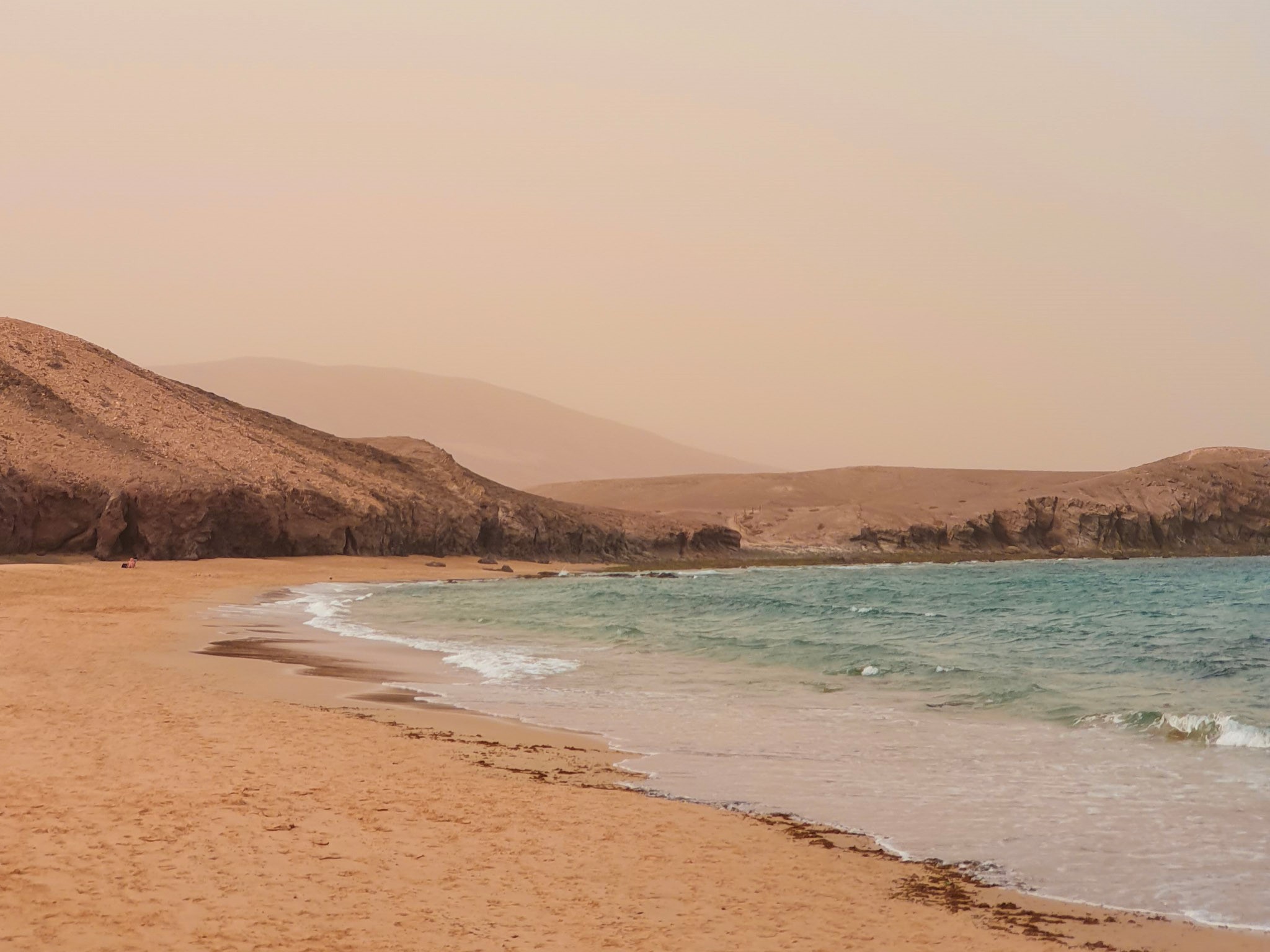 plage-de-sable-dans-une-ambiance-brumeuse