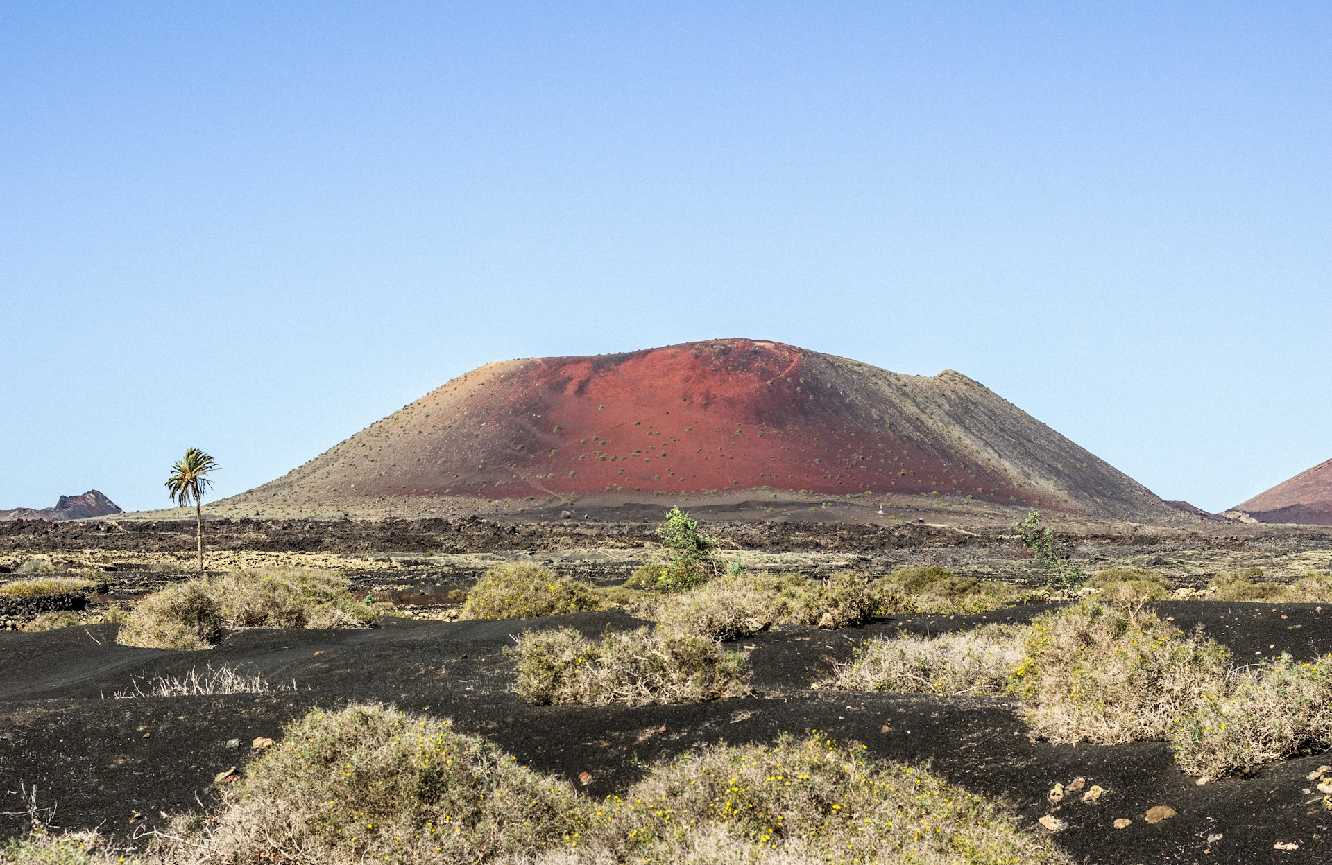 paysage-avec-un-volcan-rouge