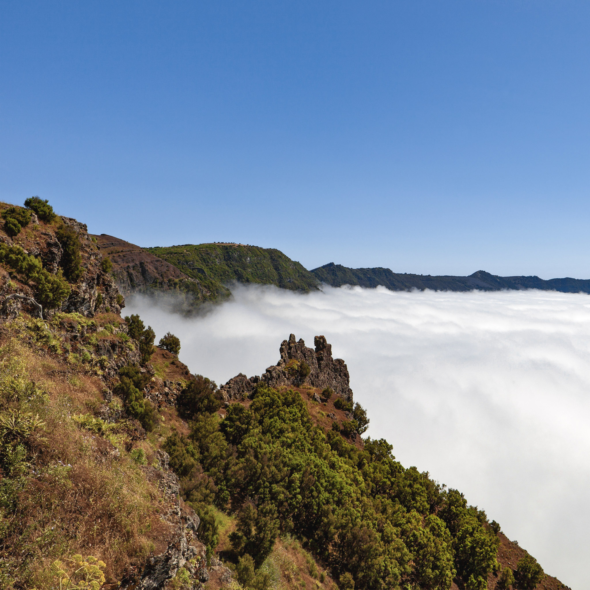 photo-dun-paysage-volcanique-au-sommet-dune-caldeira-entouree-de-brum