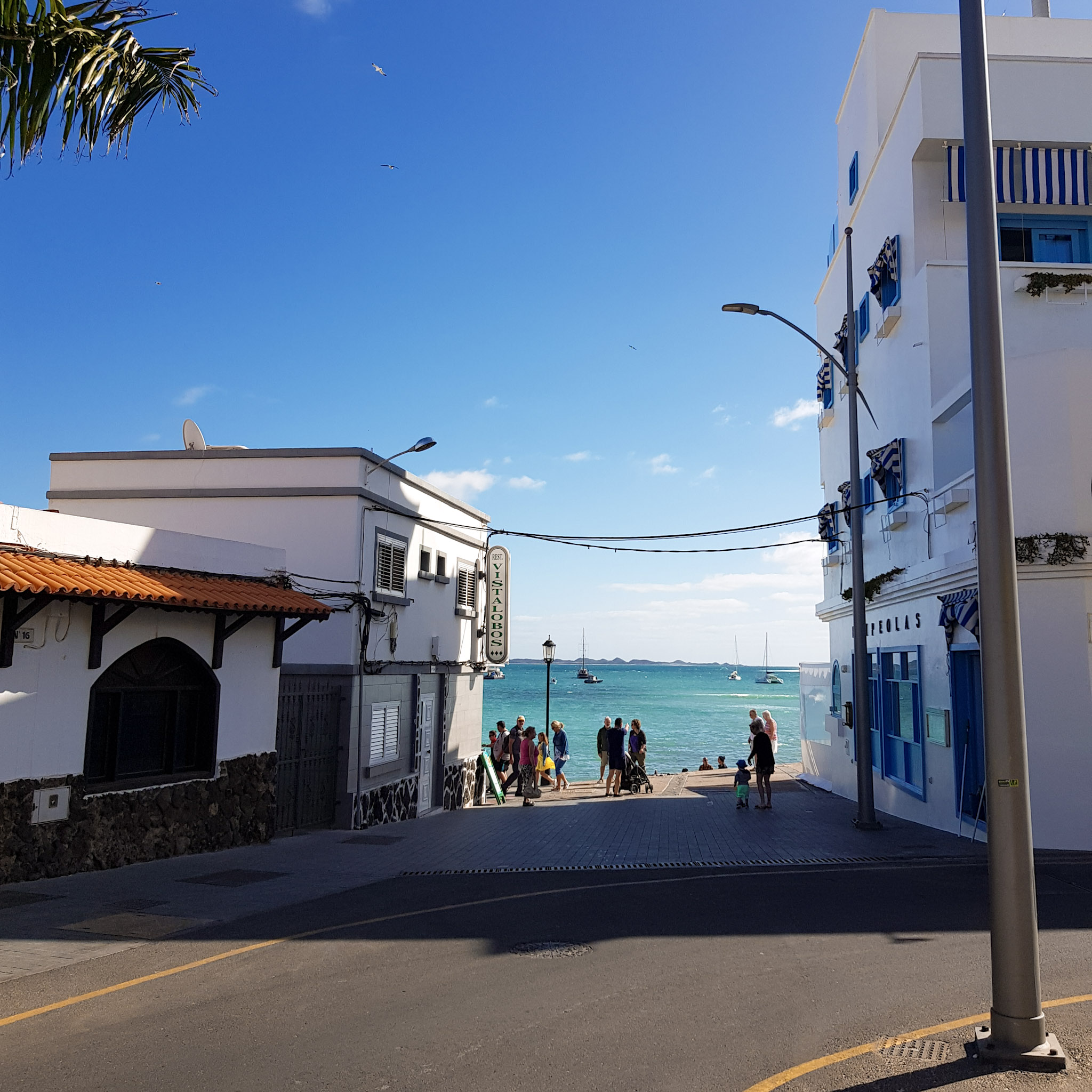 ruelle-pittoresque-dans-le-centre-dune-ville-cotiere