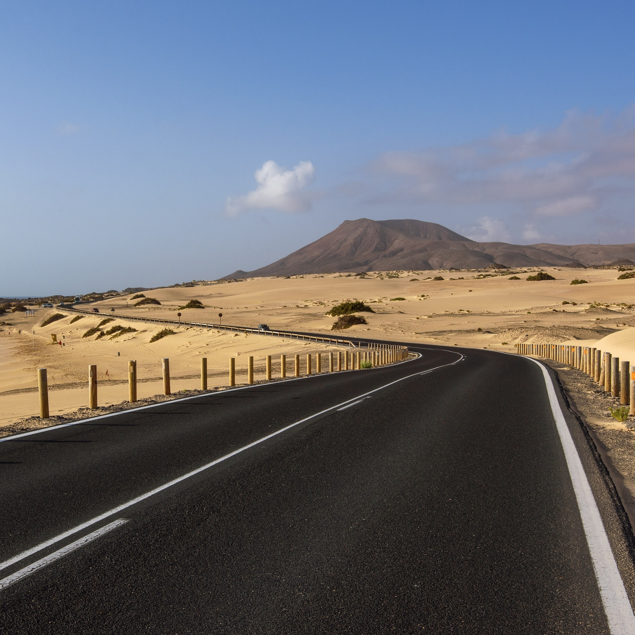 paysage-de-dunes-avec-une-route-au-milieu