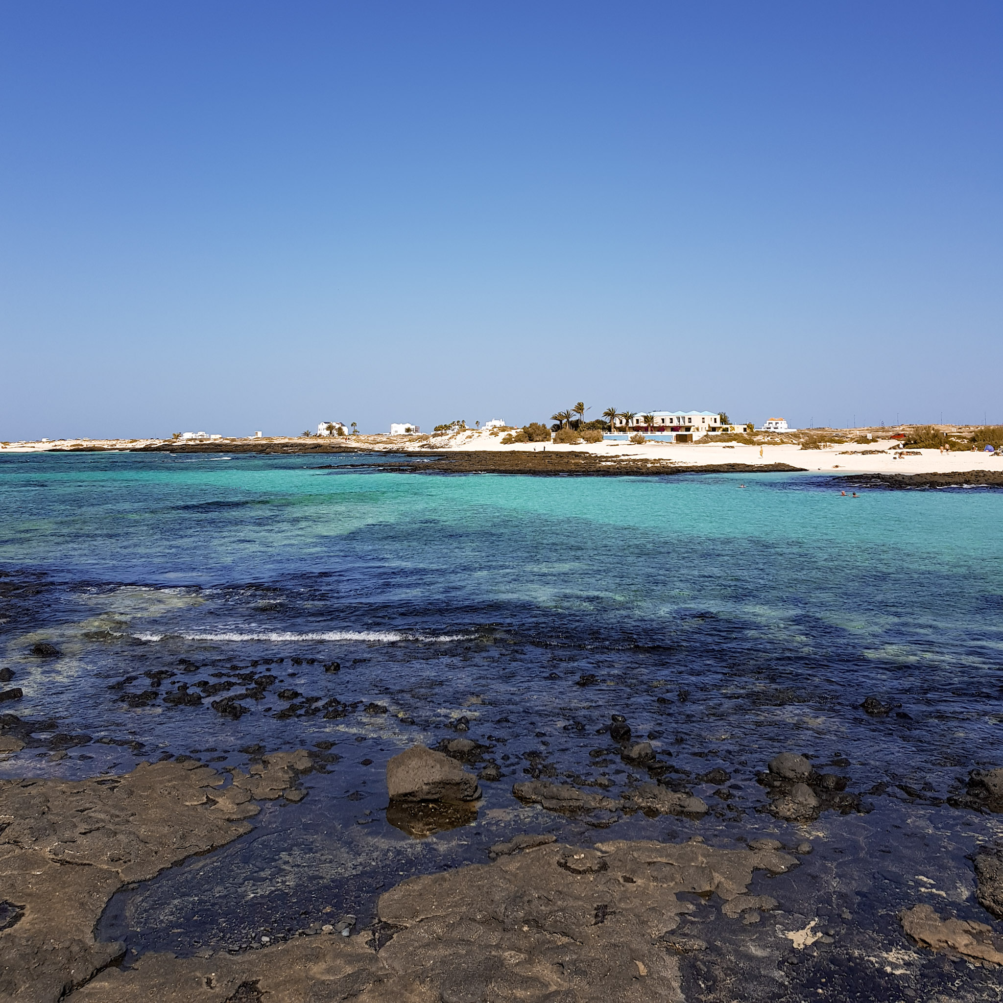 plage-de-sable-avec-une-vue-sur-le-lagon-turquoise