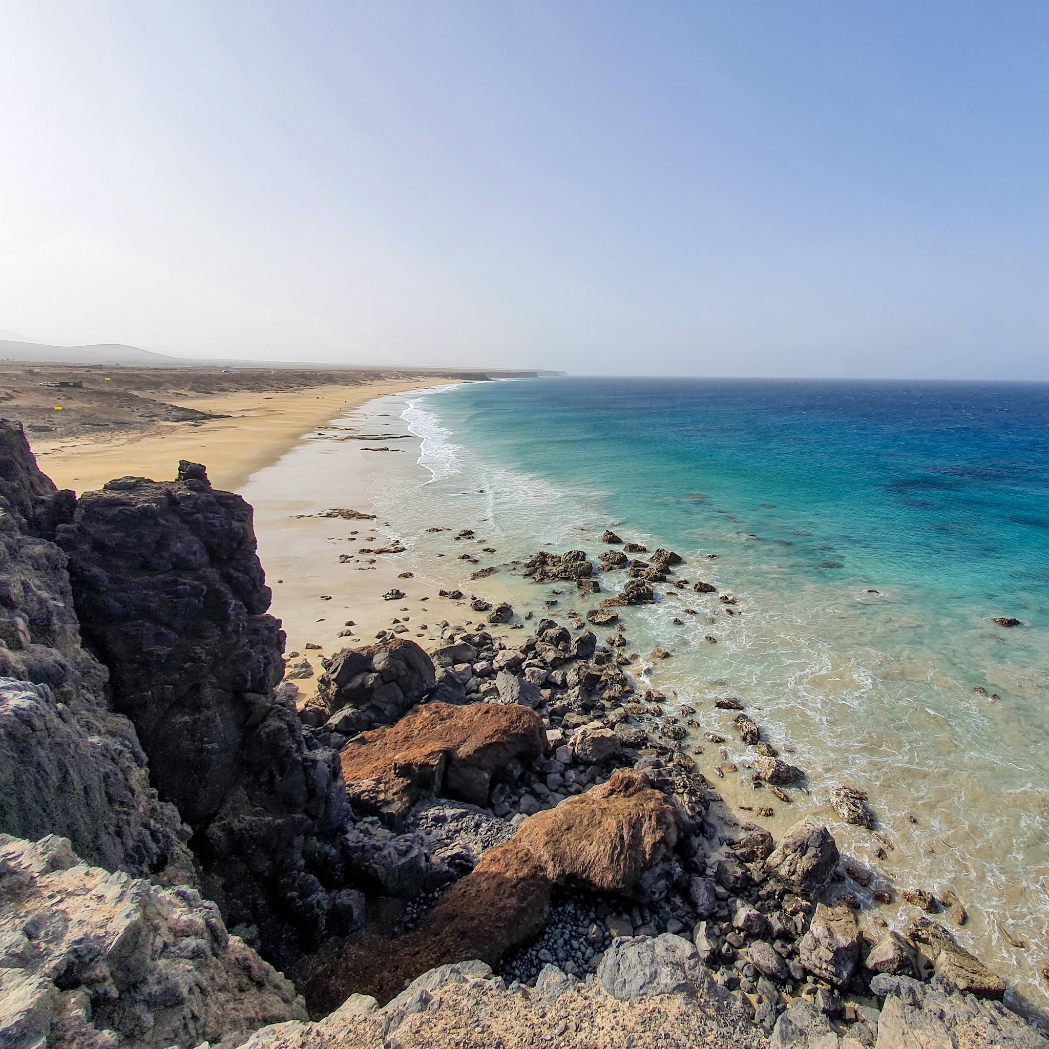 plage-de-sable-avec-vue-contre-plongee