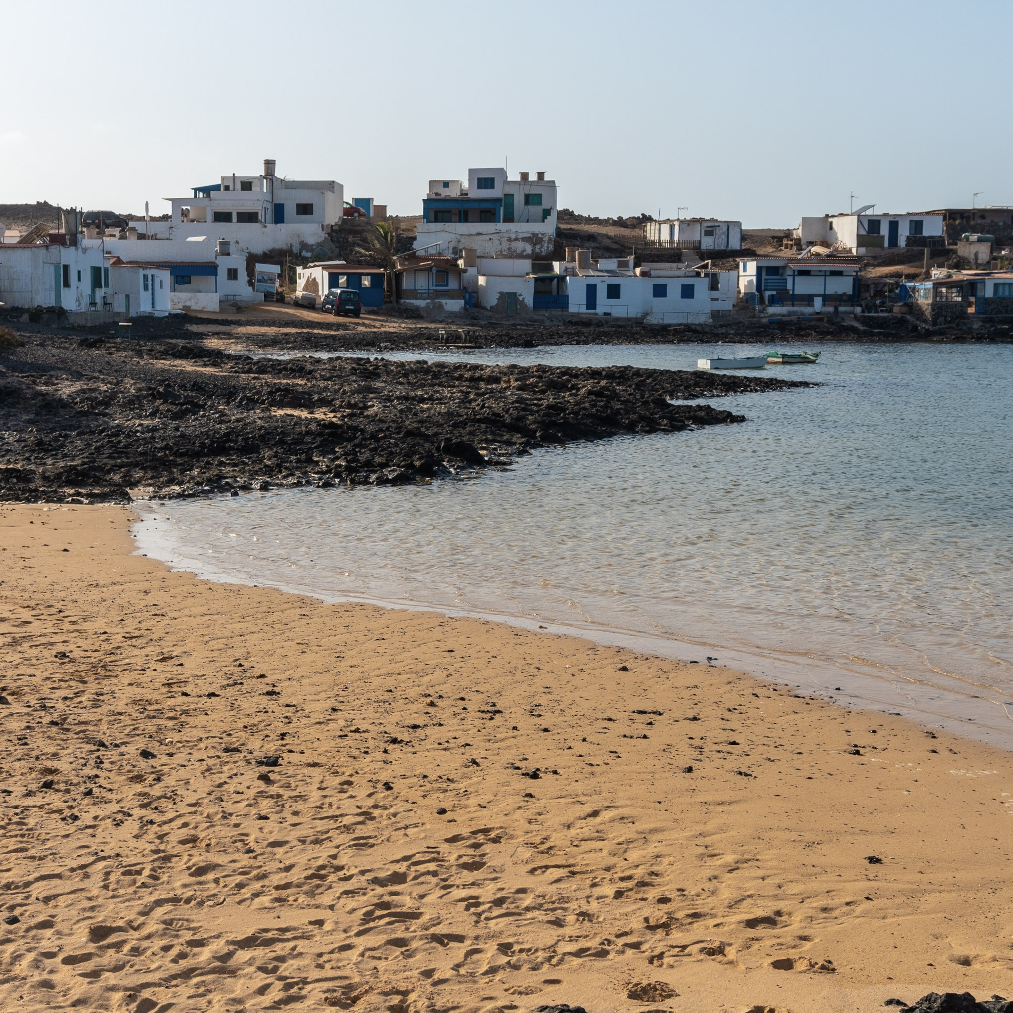 village-de-pecheur-au-bord-de-la-mer-avec-une-plage-de-sable