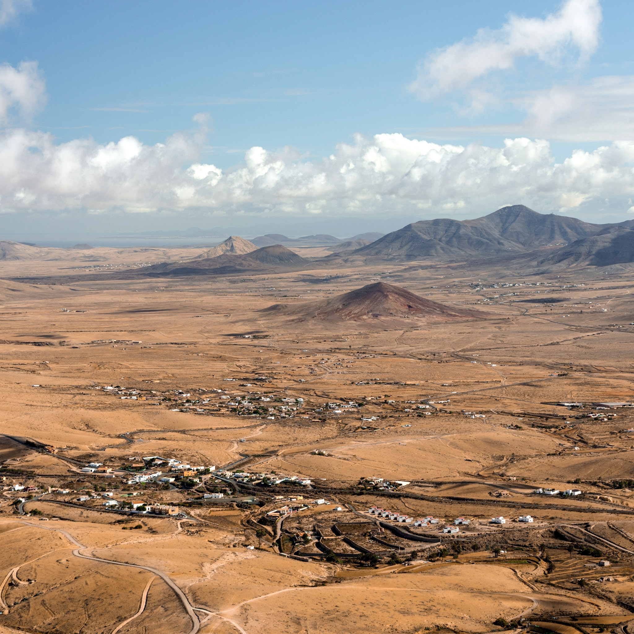 point-de-vue-sur-une-vallee-volcanique-avec-relief