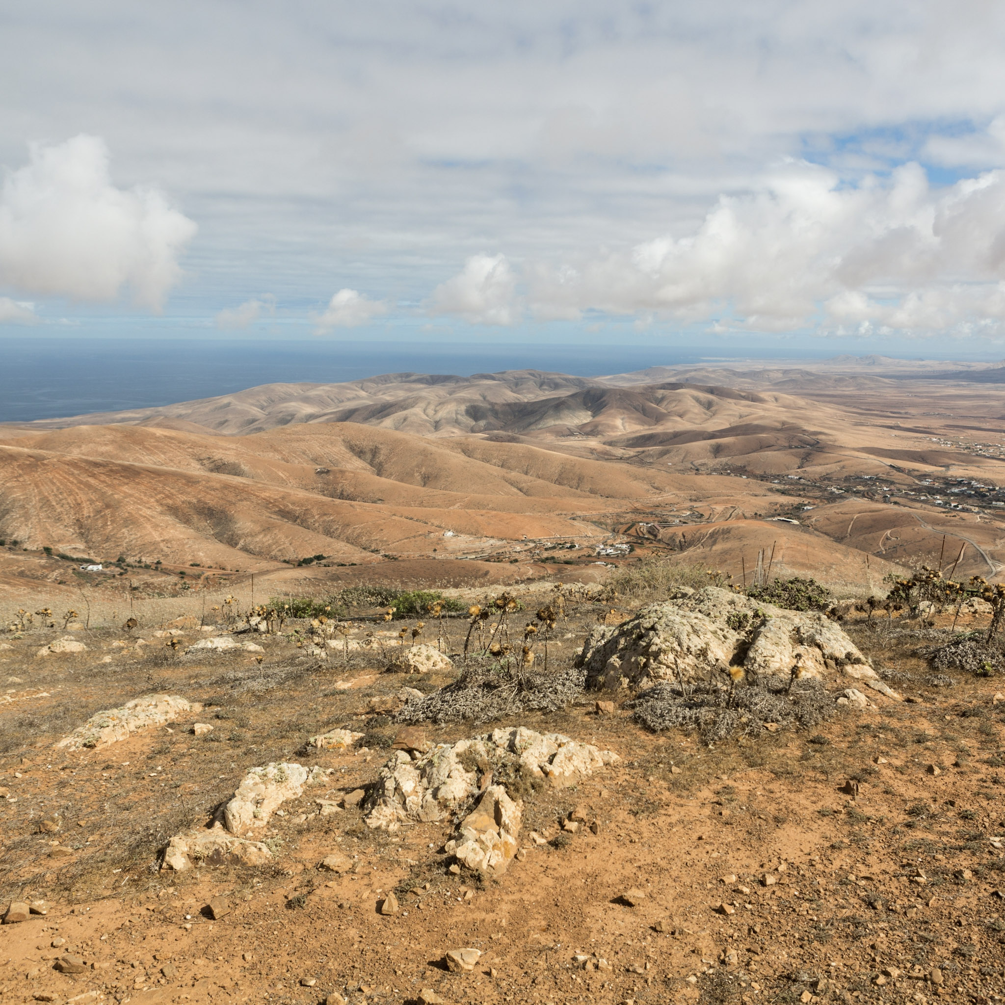 point-de-vue-sur-une-vallee-volcanique