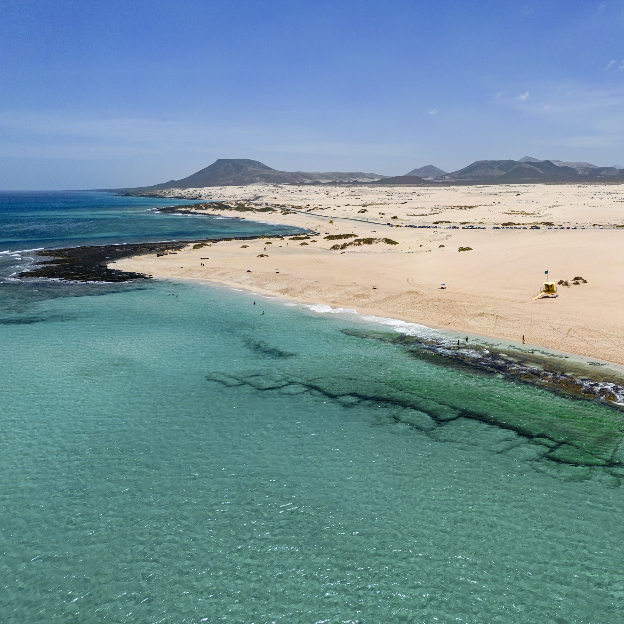 plage-vue-du-ciel-avec-eaux-turquoise-et-sable-blanc