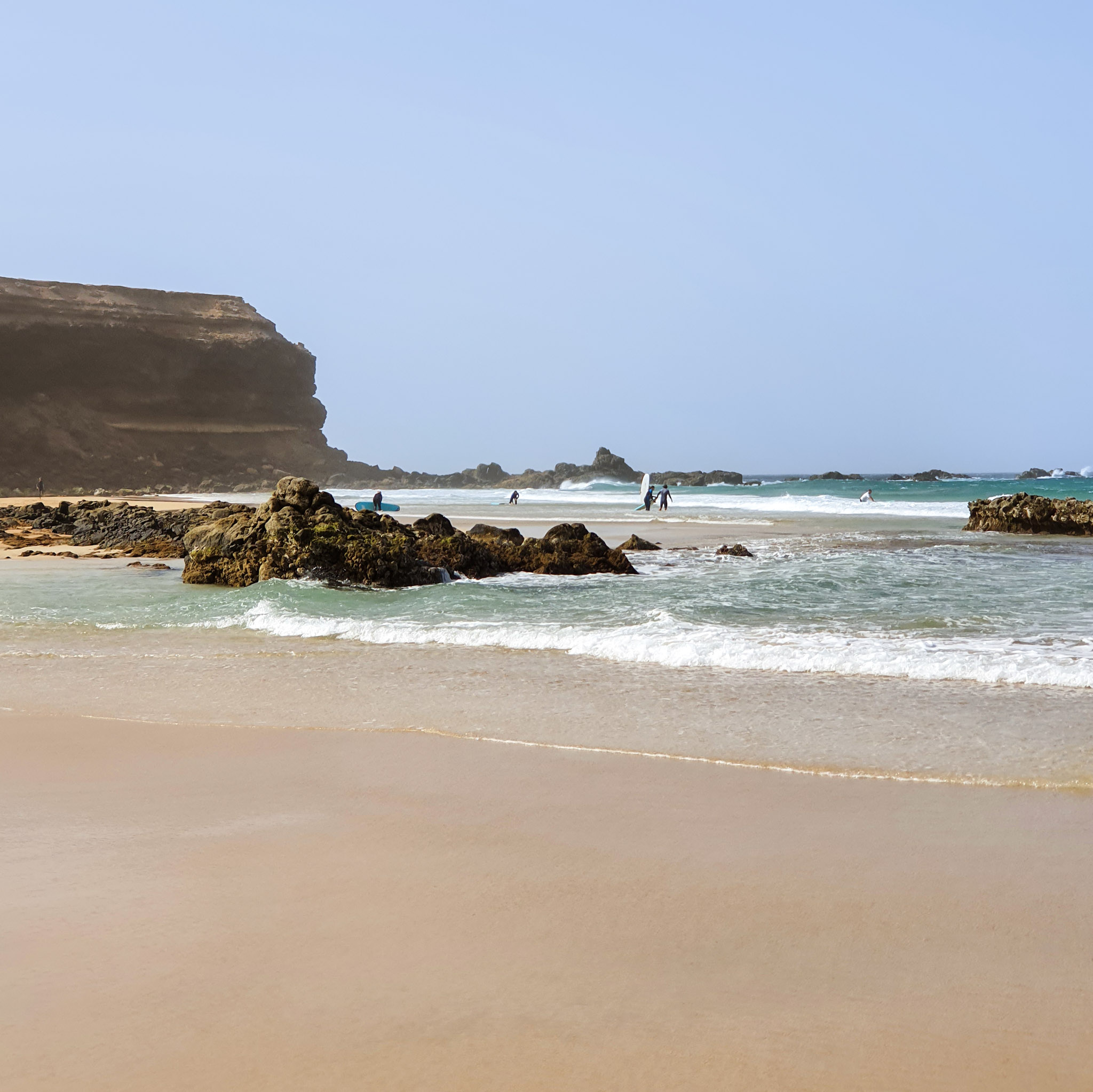 surfeurs-se-preparant-a-aller-surfer