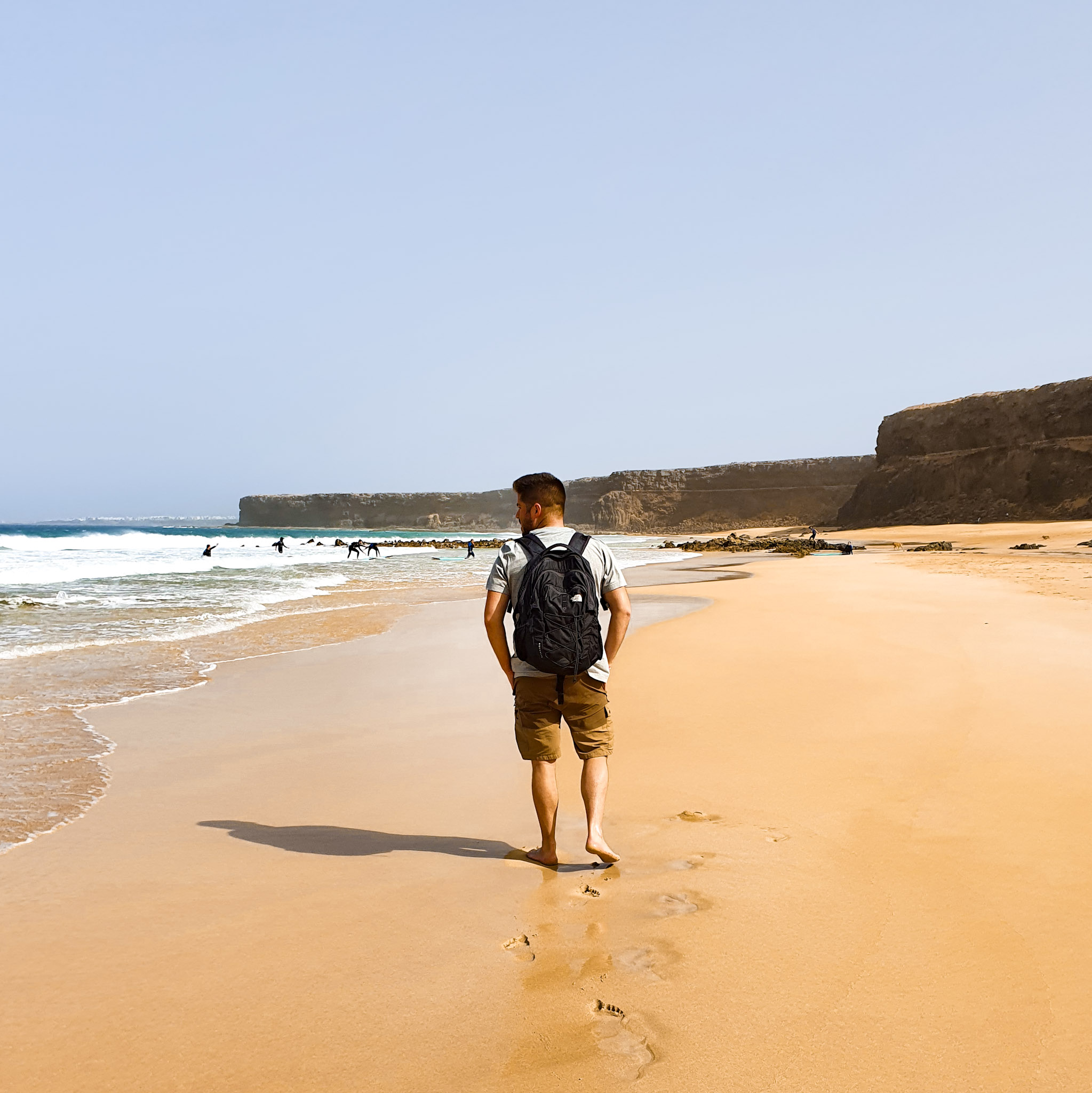 homme-marchant-sur-une-plage