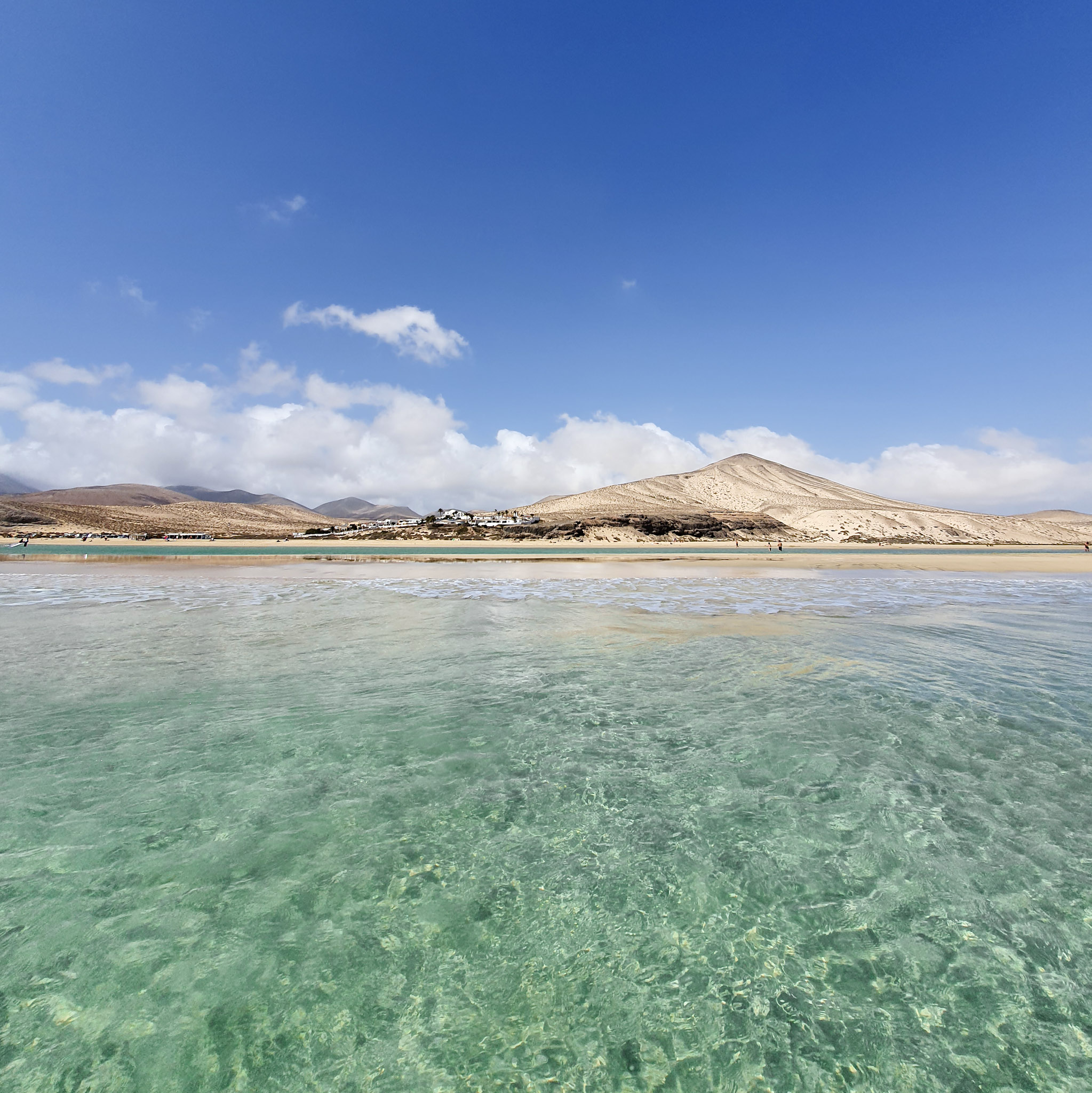 etandue-de-mer-turquoise-avec-la-plage-an-arriere-plan