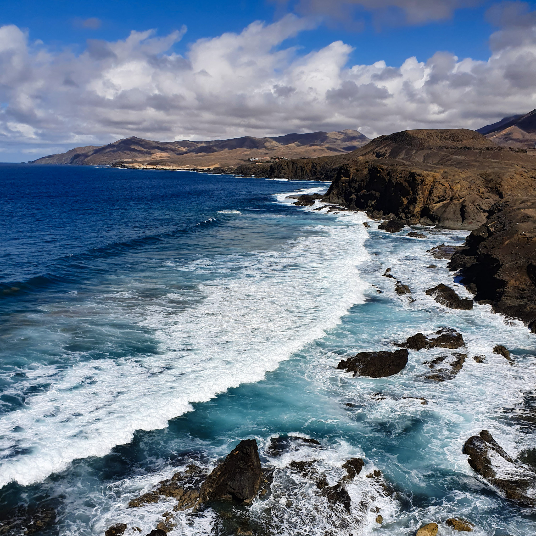 point-de-vue-sur-locean-et-une-chaine-de-montagne