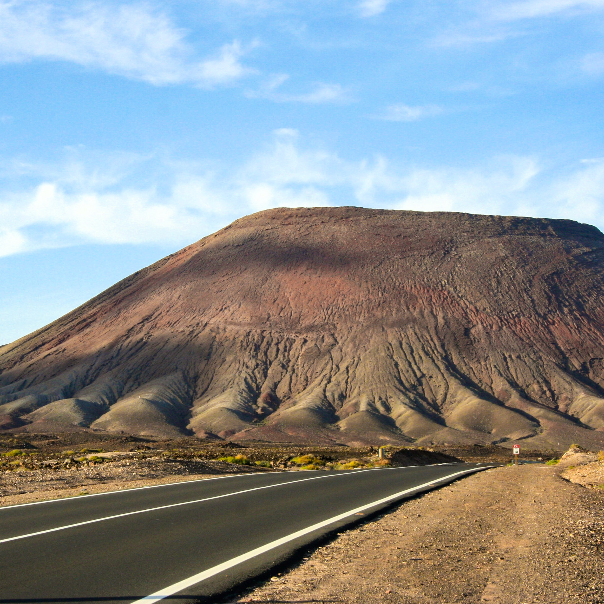 route-betonnee-avec-un-paysage-volcanique-en-arrire-plan