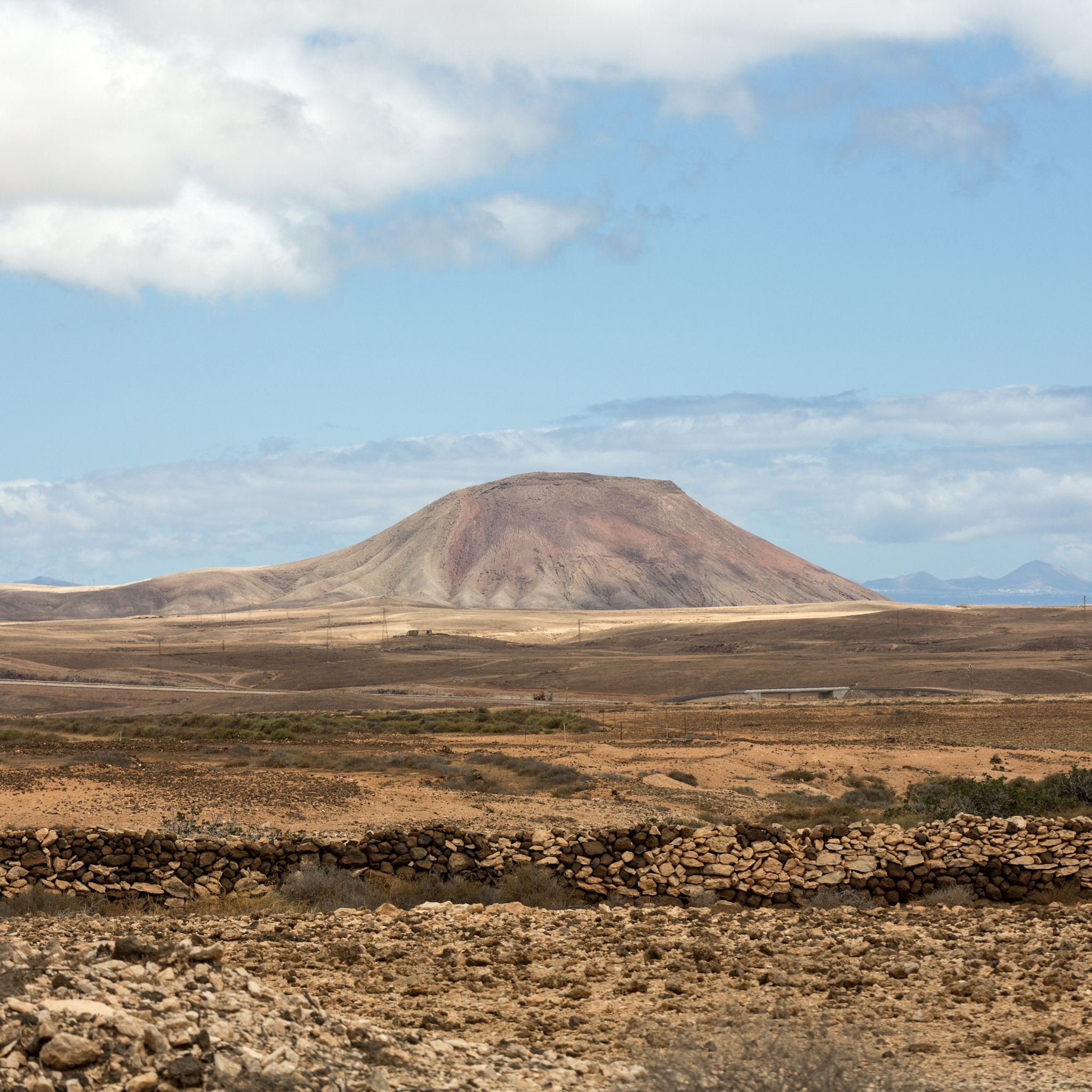 vue-sur-un-paysage-avec-une-montagne